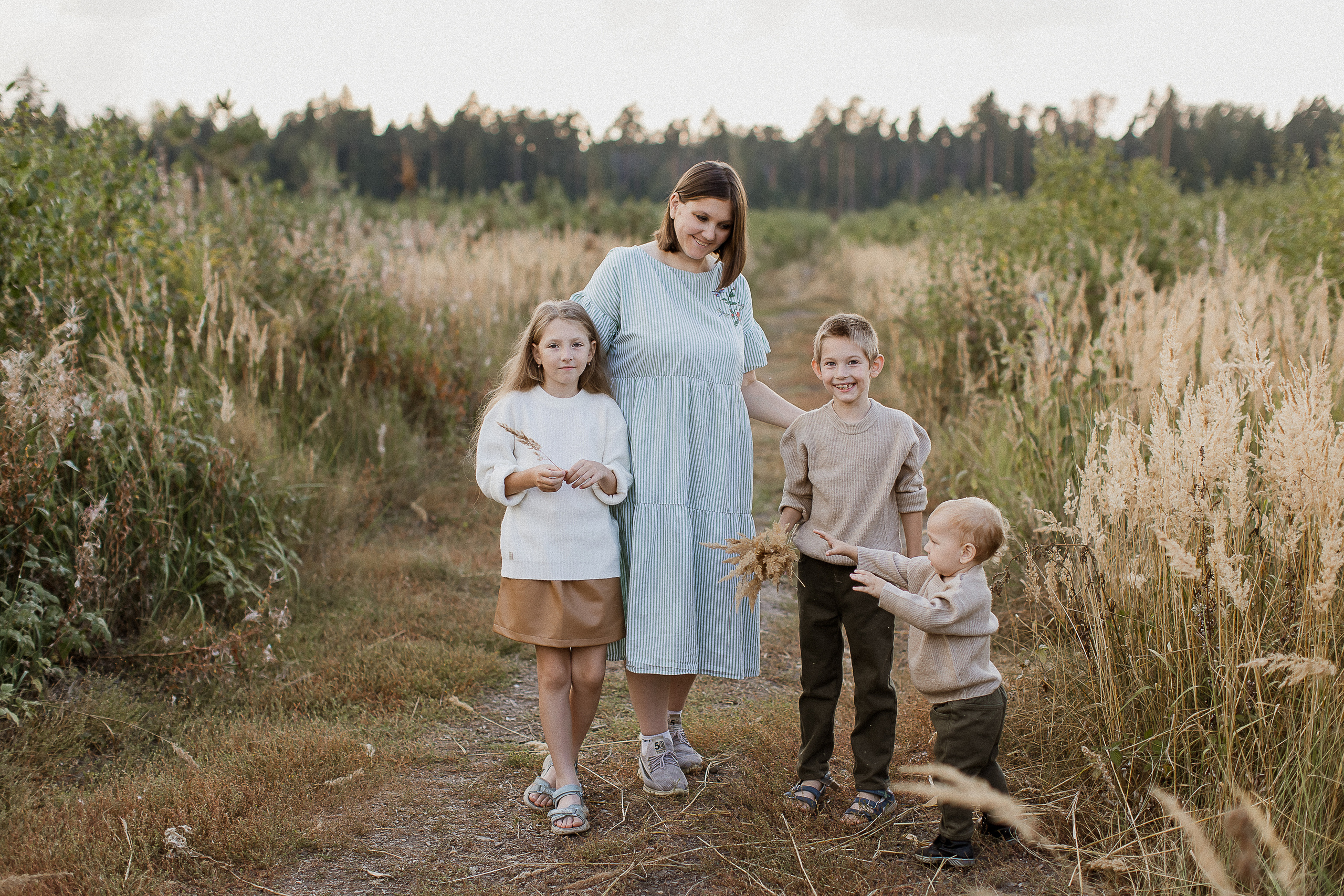 Вика, Ваня, Максим, Саша и кузнечик. Your story in photos