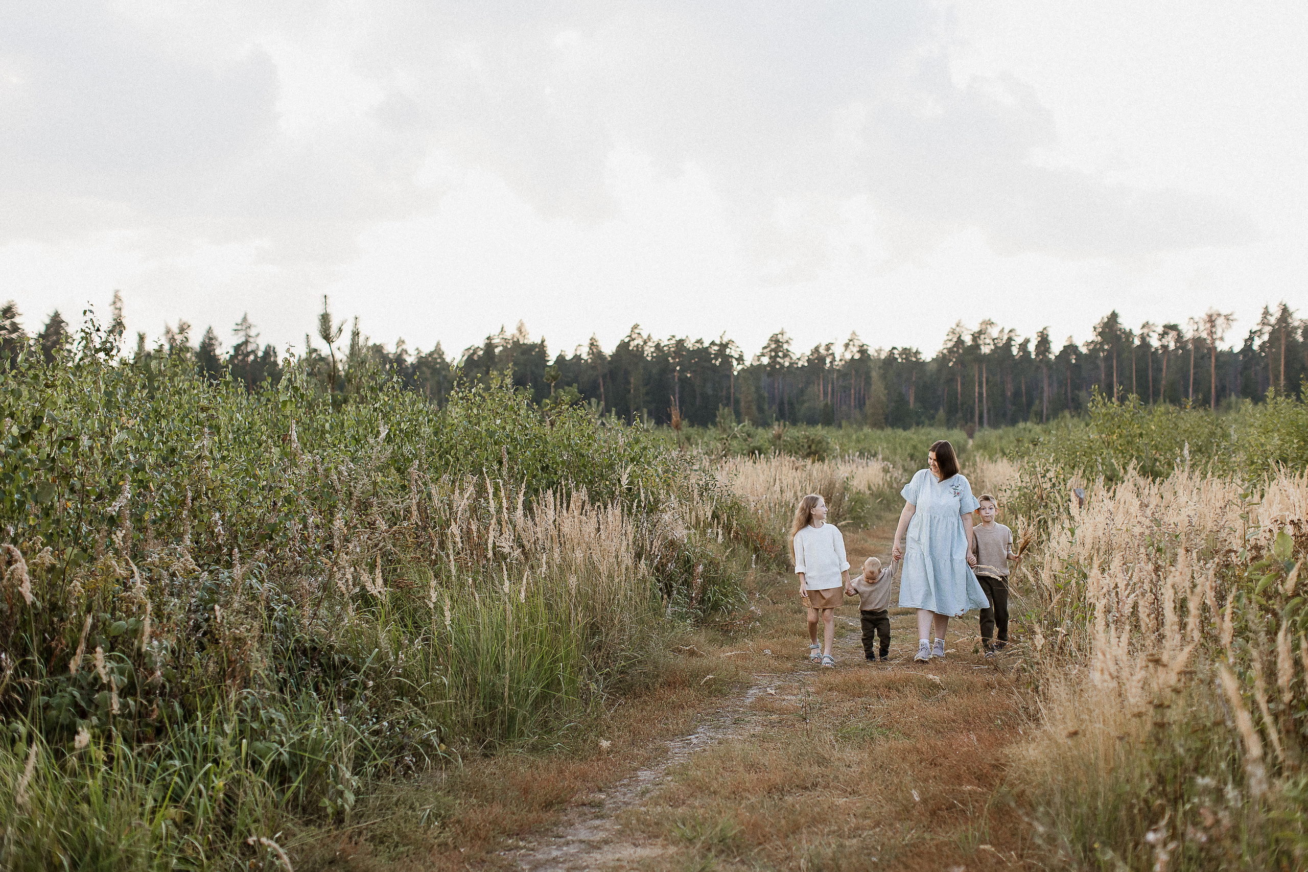 Вика, Ваня, Максим, Саша и кузнечик. Your story in photos
