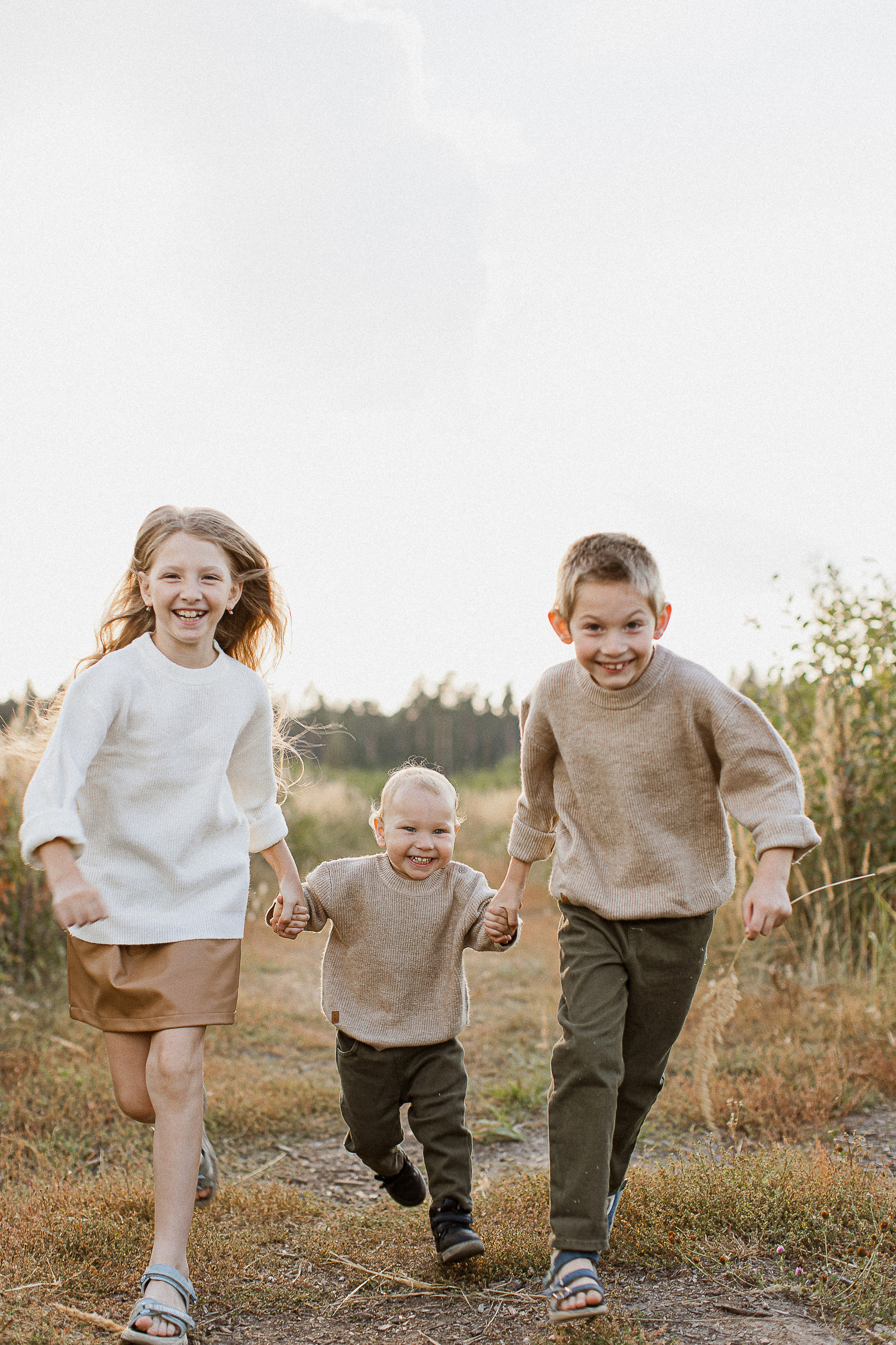 Вика, Ваня, Максим, Саша и кузнечик. Your story in photos