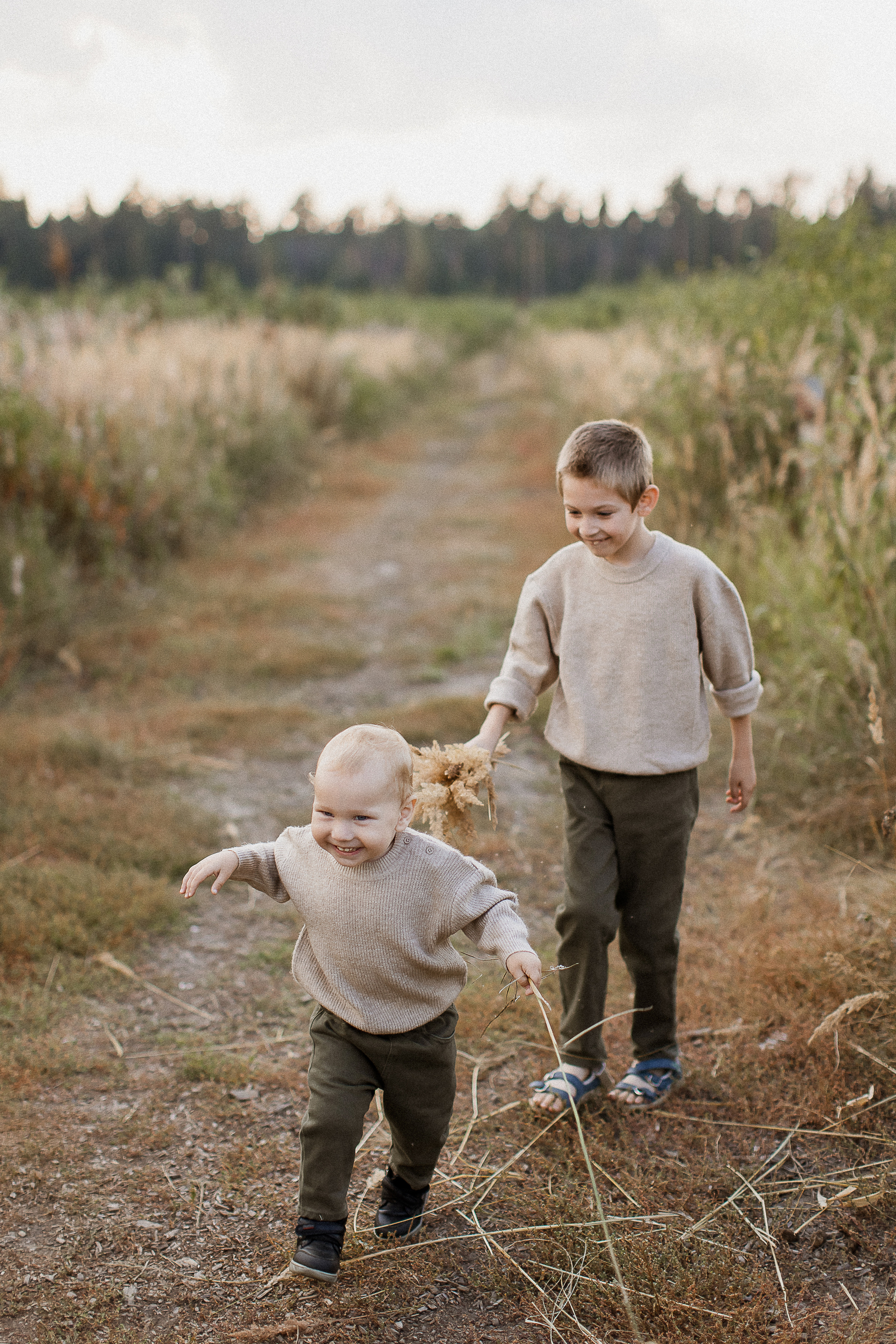 Вика, Ваня, Максим, Саша и кузнечик. Your story in photos