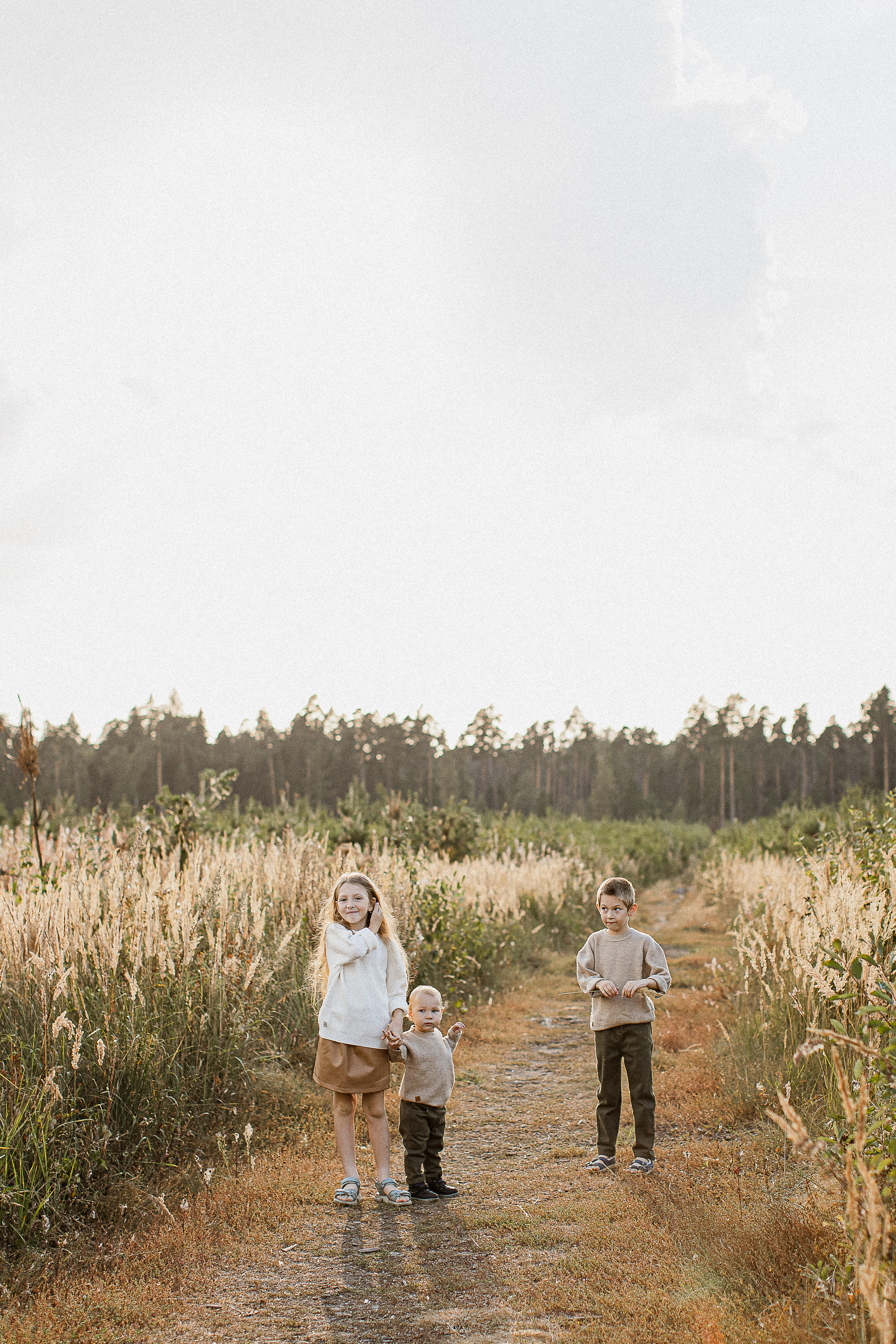 Вика, Ваня, Максим, Саша и кузнечик. Your story in photos