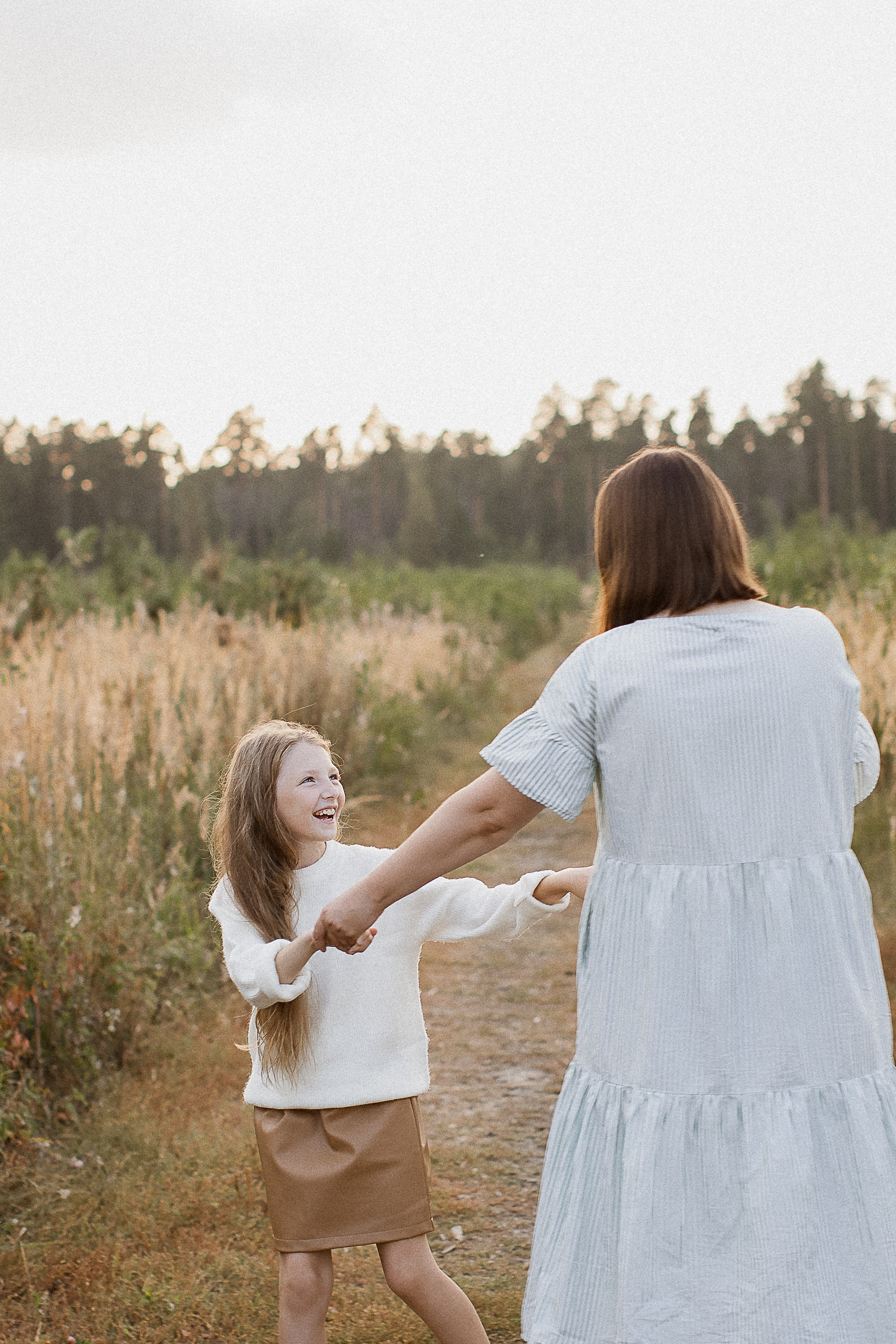 Вика, Ваня, Максим, Саша и кузнечик. Your story in photos