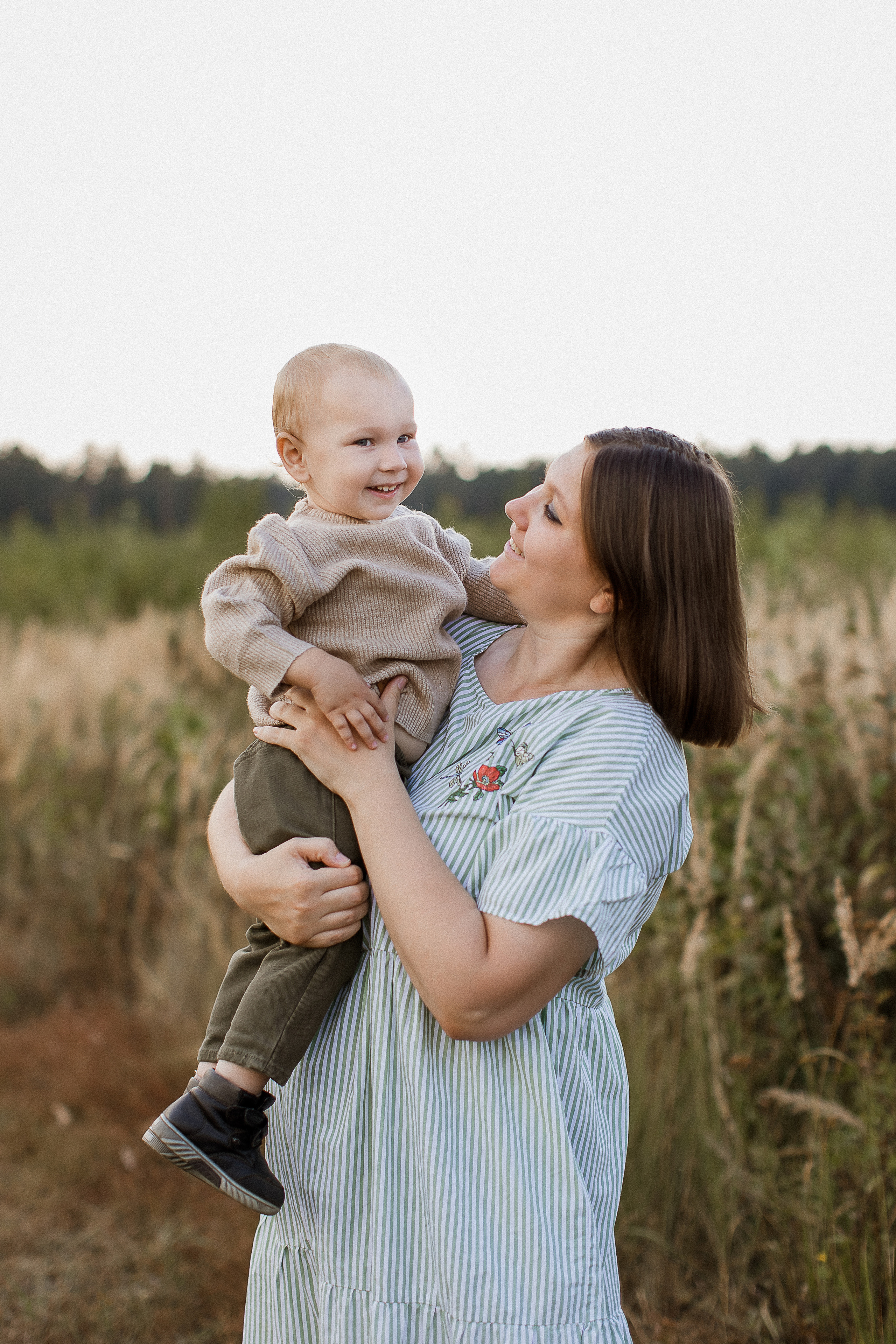 Вика, Ваня, Максим, Саша и кузнечик. Your story in photos