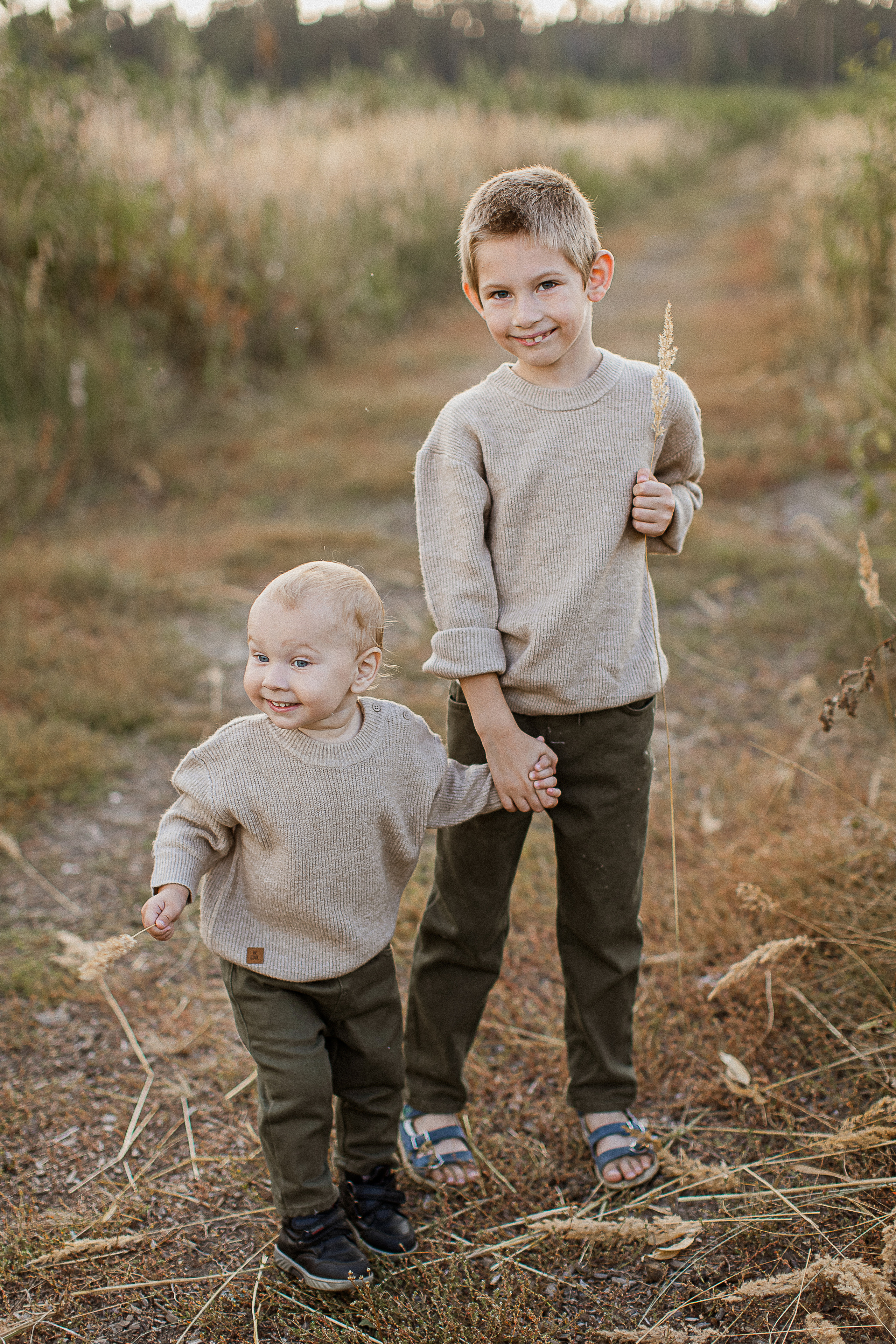 Вика, Ваня, Максим, Саша и кузнечик. Your story in photos