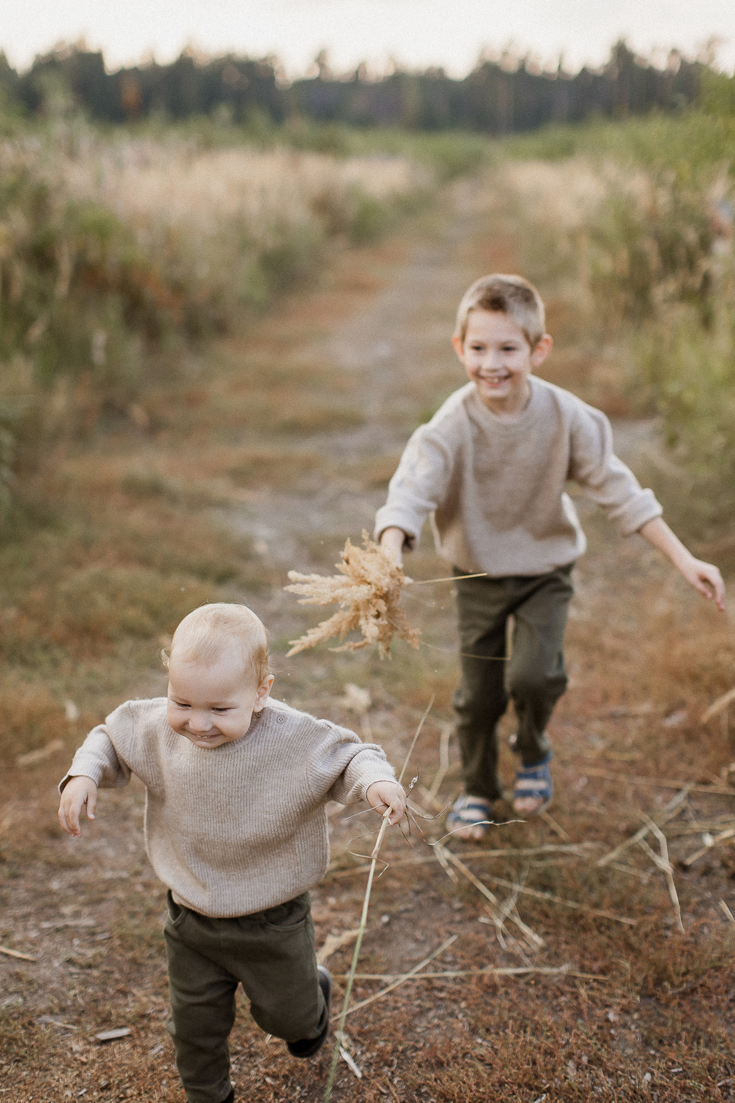 Вика, Ваня, Максим, Саша и кузнечик. Your story in photos