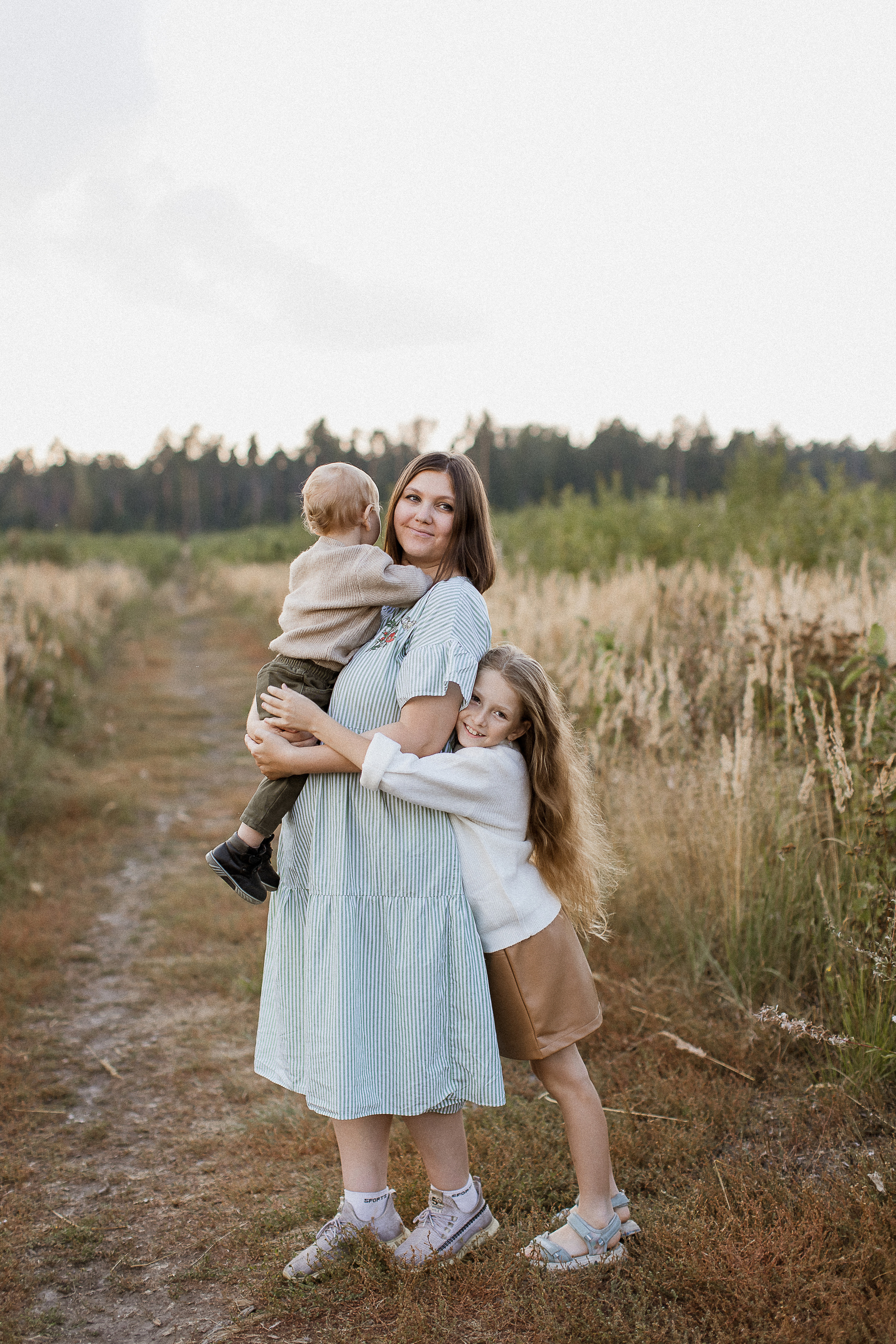 Вика, Ваня, Максим, Саша и кузнечик. Your story in photos