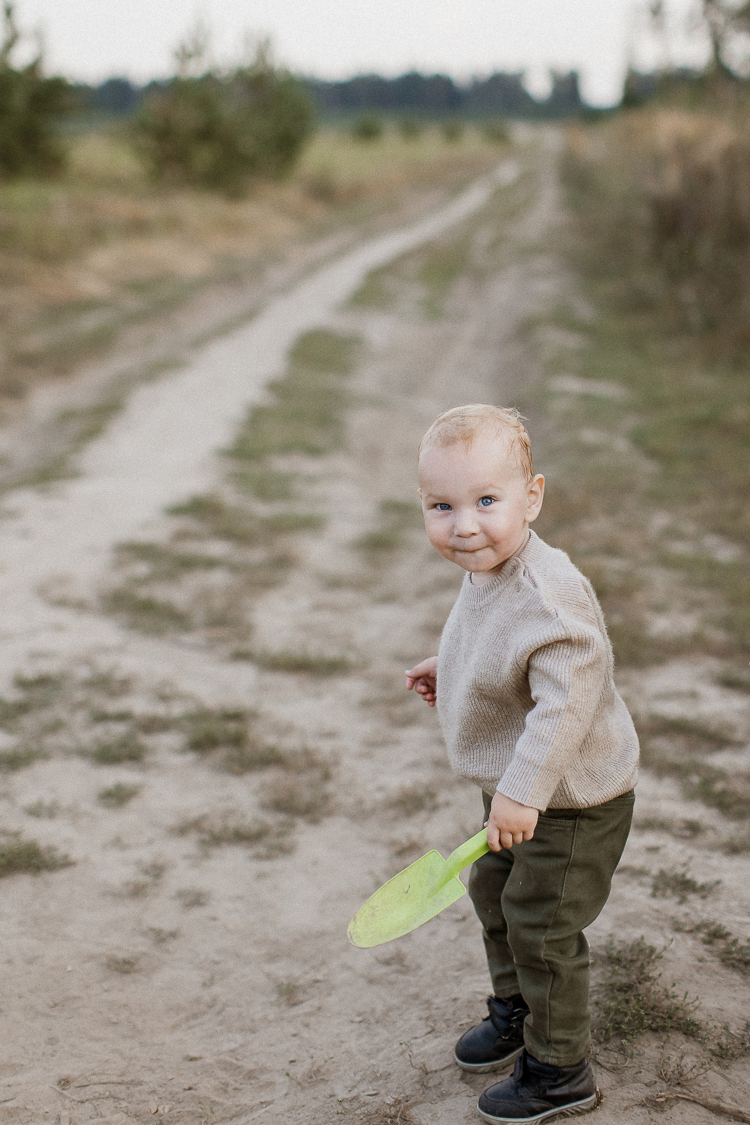 Вика, Ваня, Максим, Саша и кузнечик. Your story in photos