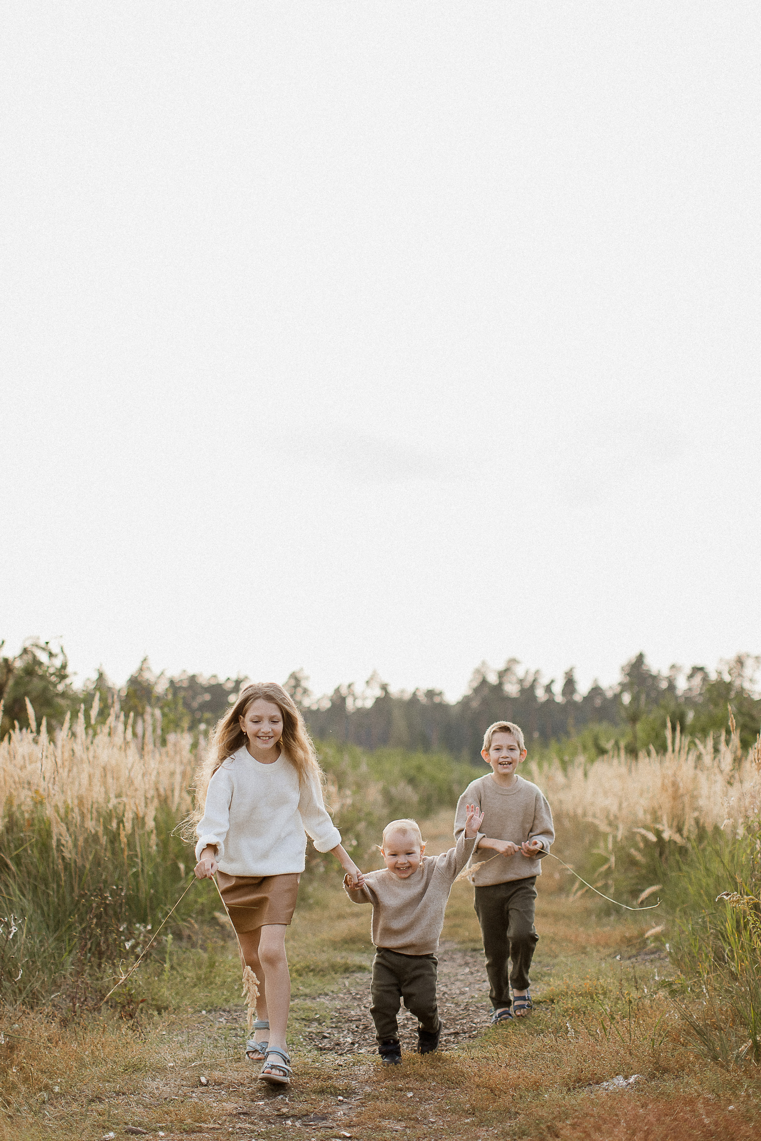 Вика, Ваня, Максим, Саша и кузнечик. Your story in photos