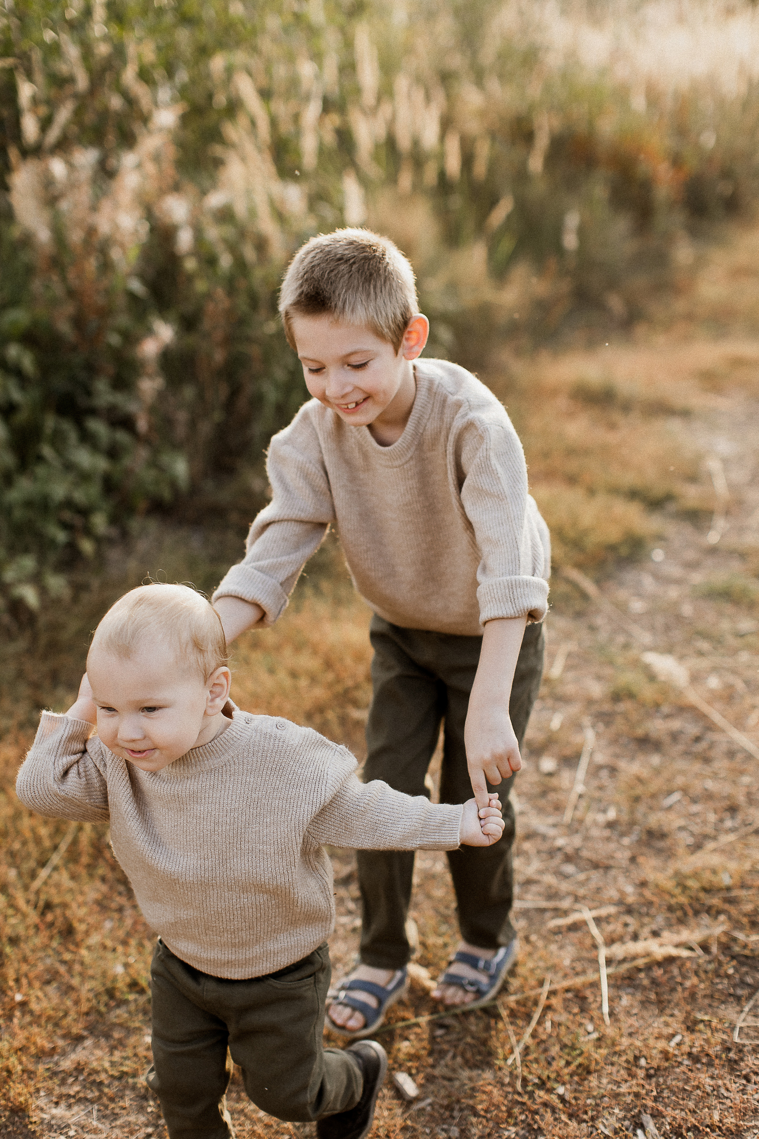Вика, Ваня, Максим, Саша и кузнечик. Your story in photos
