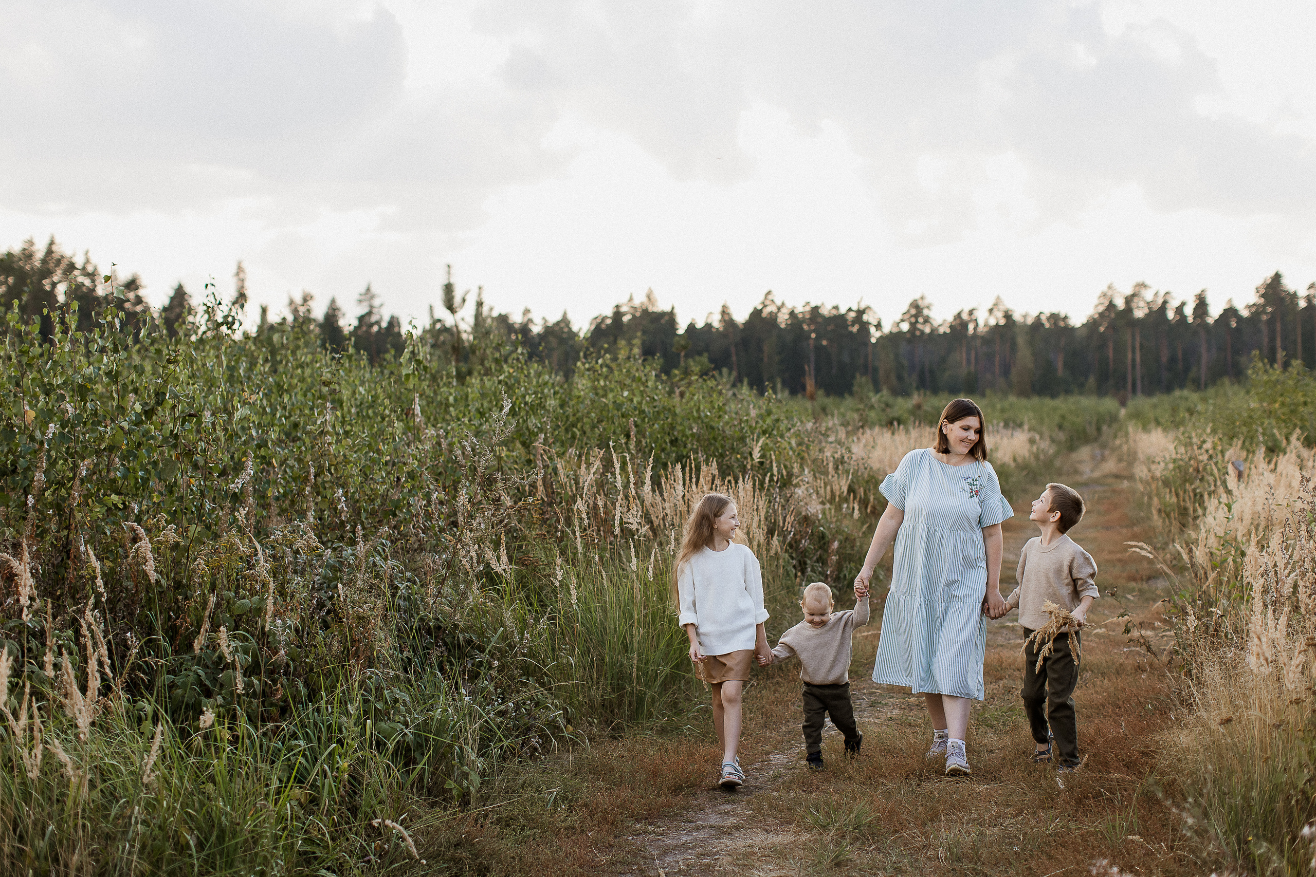 Вика, Ваня, Максим, Саша и кузнечик. Your story in photos