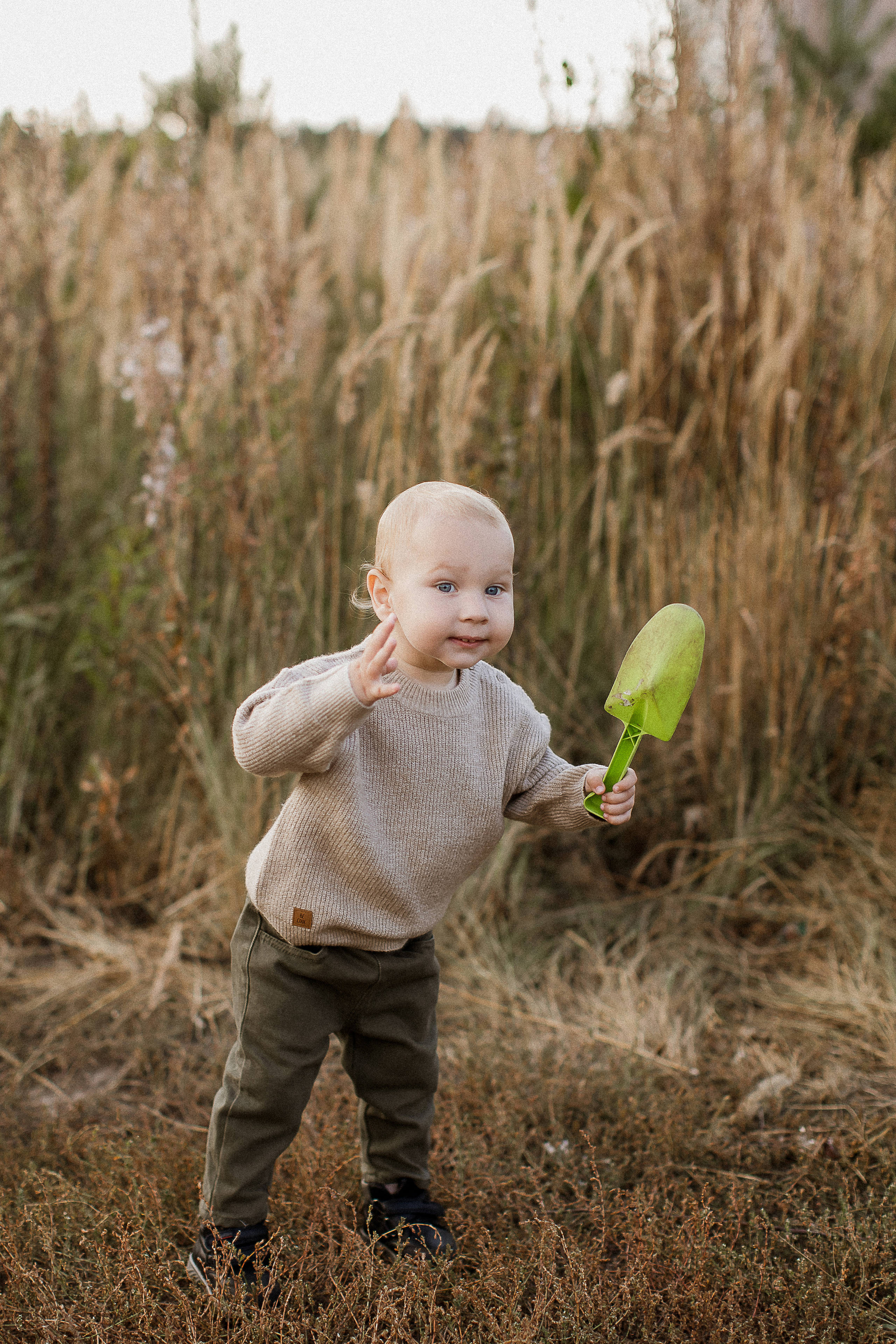 Вика, Ваня, Максим, Саша и кузнечик. Your story in photos