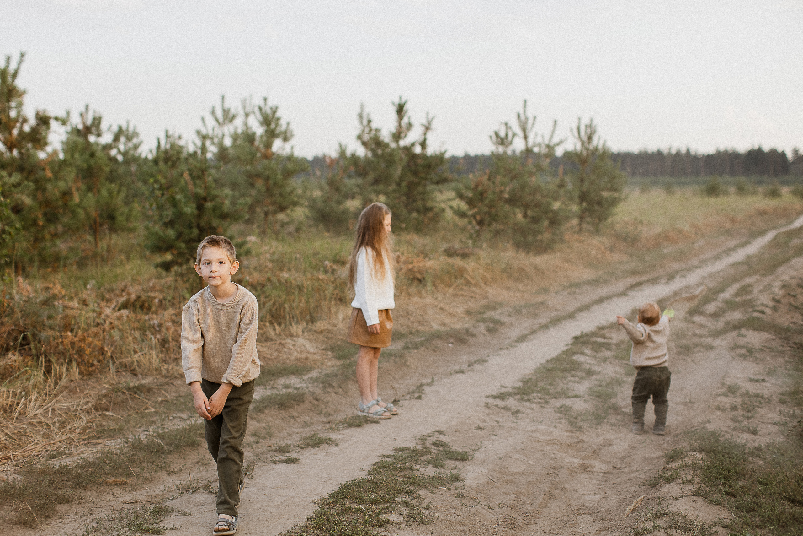 Вика, Ваня, Максим, Саша и кузнечик. Your story in photos