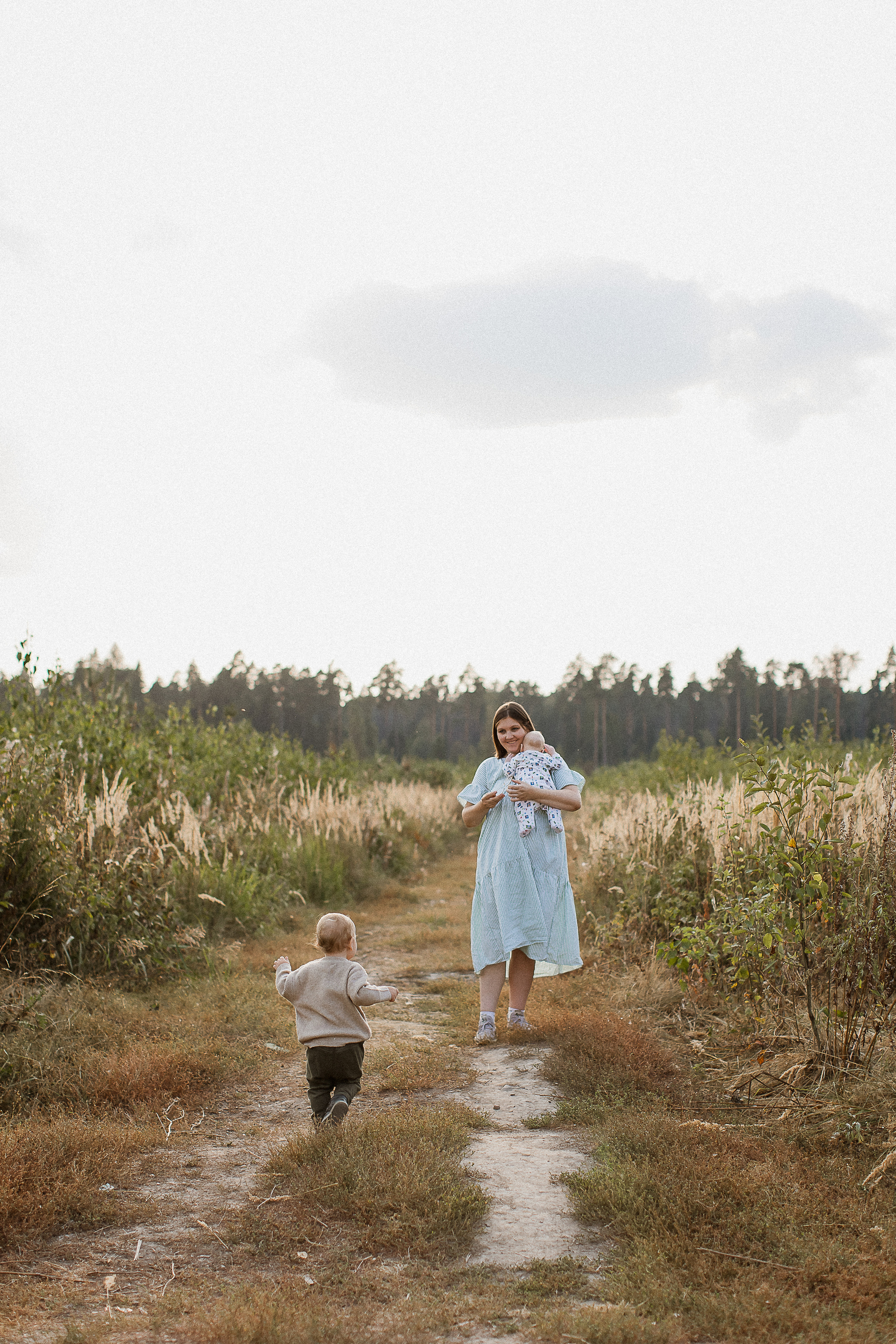 Вика, Ваня, Максим, Саша и кузнечик. Your story in photos