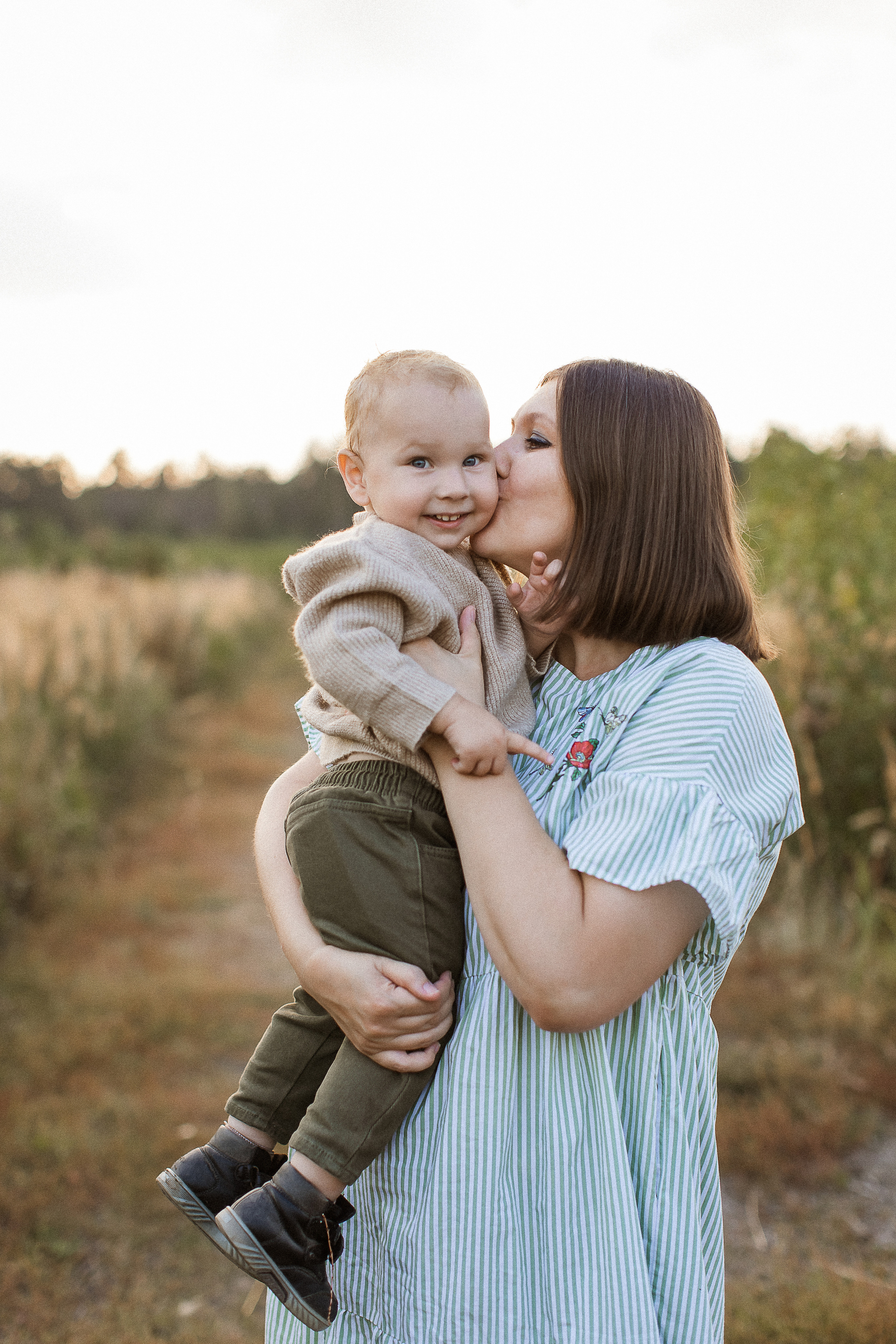 Вика, Ваня, Максим, Саша и кузнечик. Your story in photos