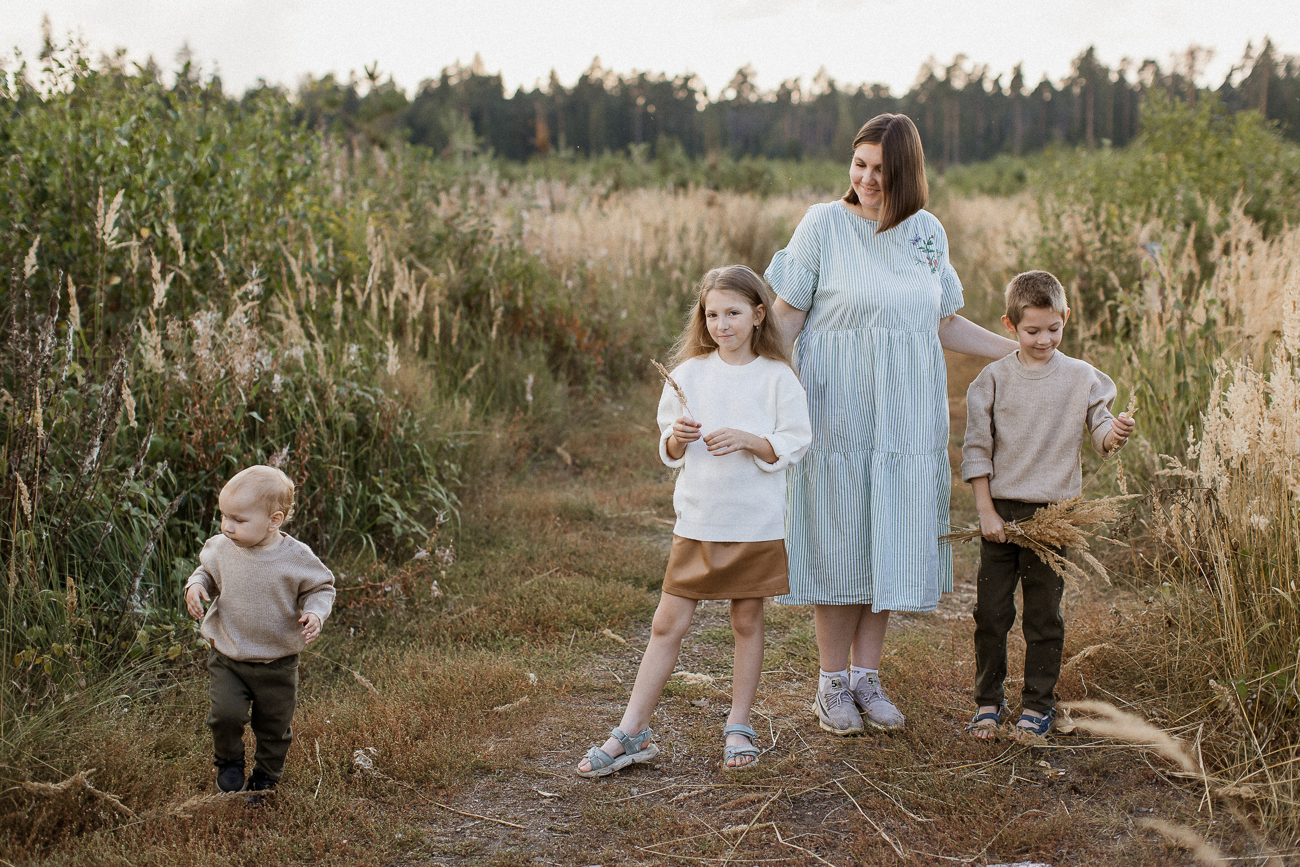 Вика, Ваня, Максим, Саша и кузнечик. Your story in photos