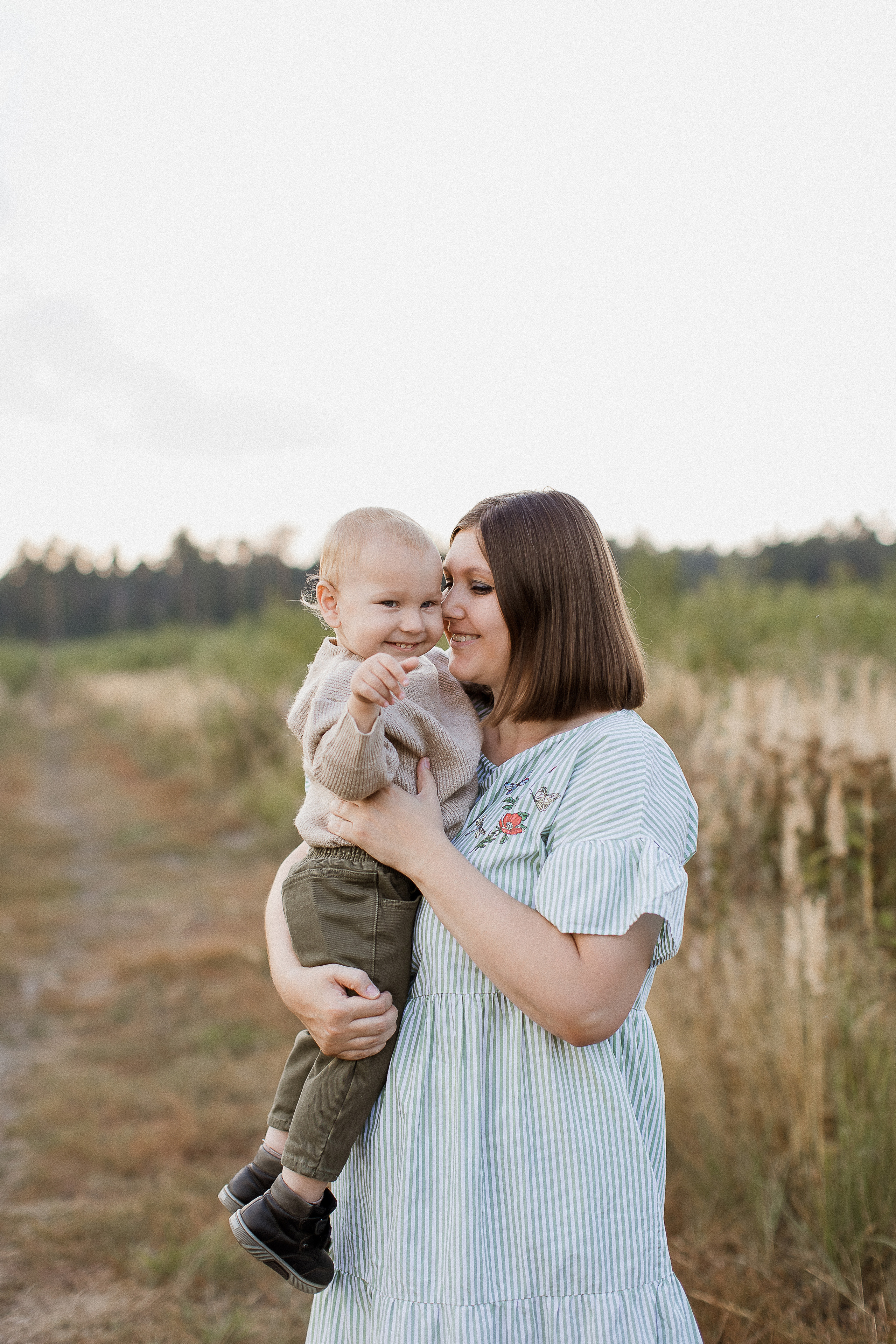 Вика, Ваня, Максим, Саша и кузнечик. Your story in photos