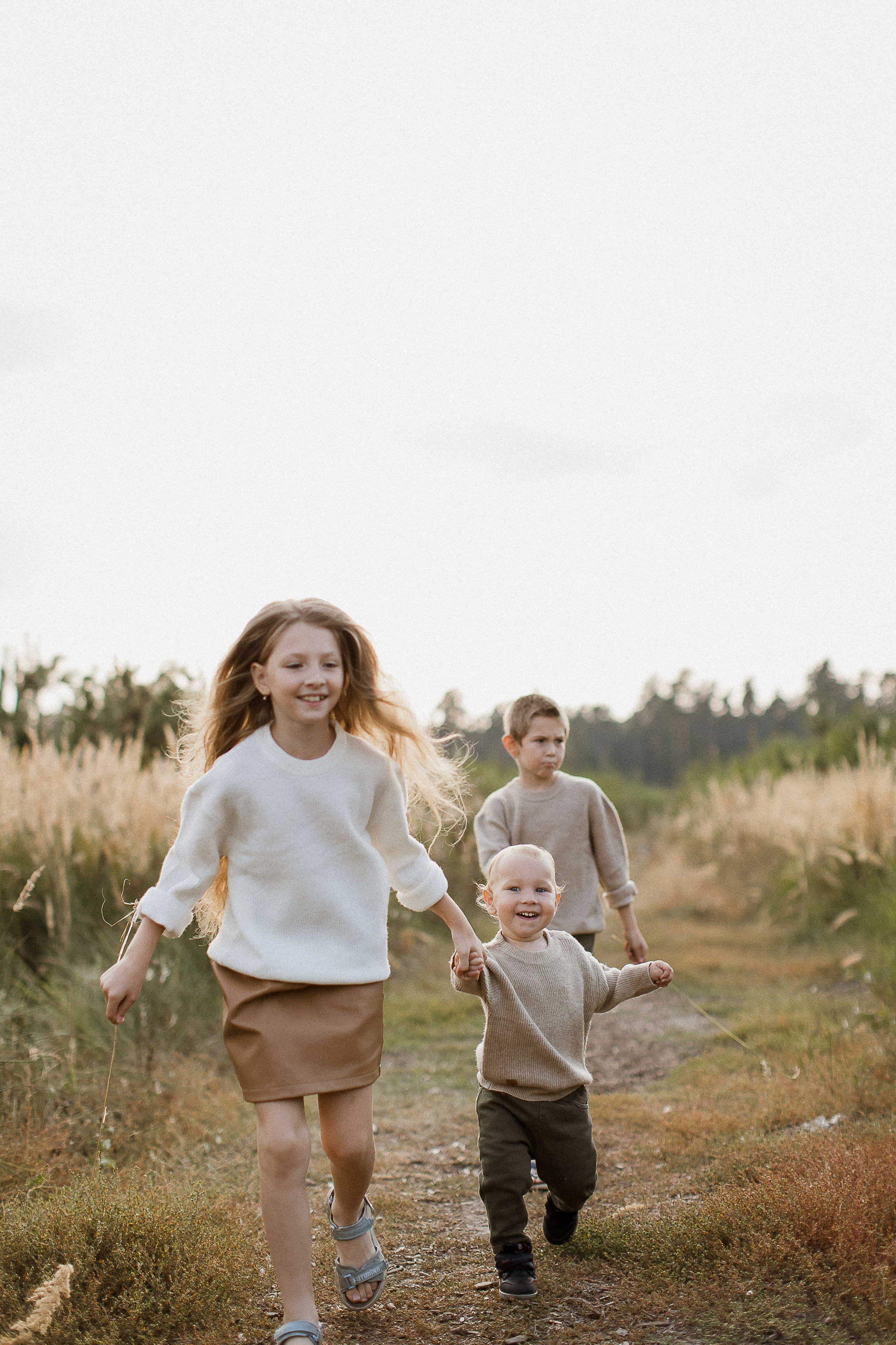 Вика, Ваня, Максим, Саша и кузнечик. Your story in photos