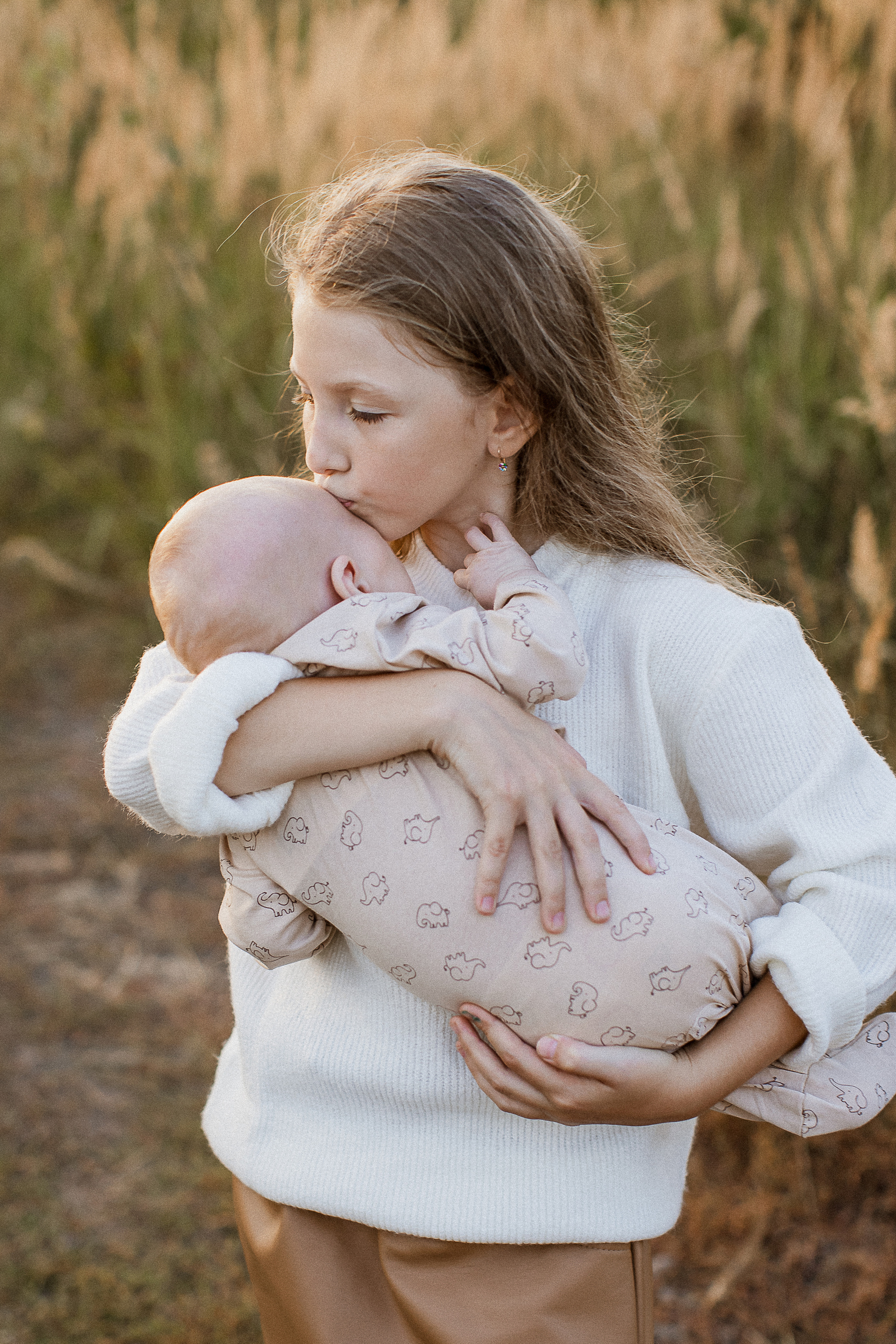 Вика, Ваня, Максим, Саша и кузнечик. Your story in photos