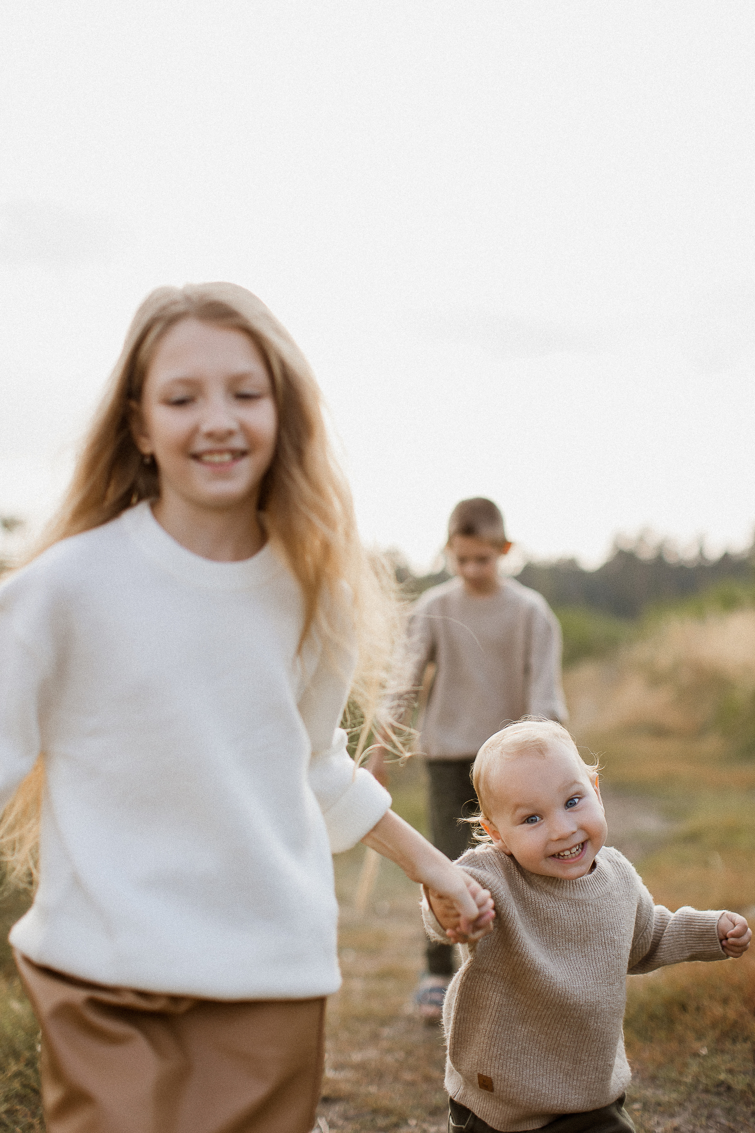 Вика, Ваня, Максим, Саша и кузнечик. Your story in photos
