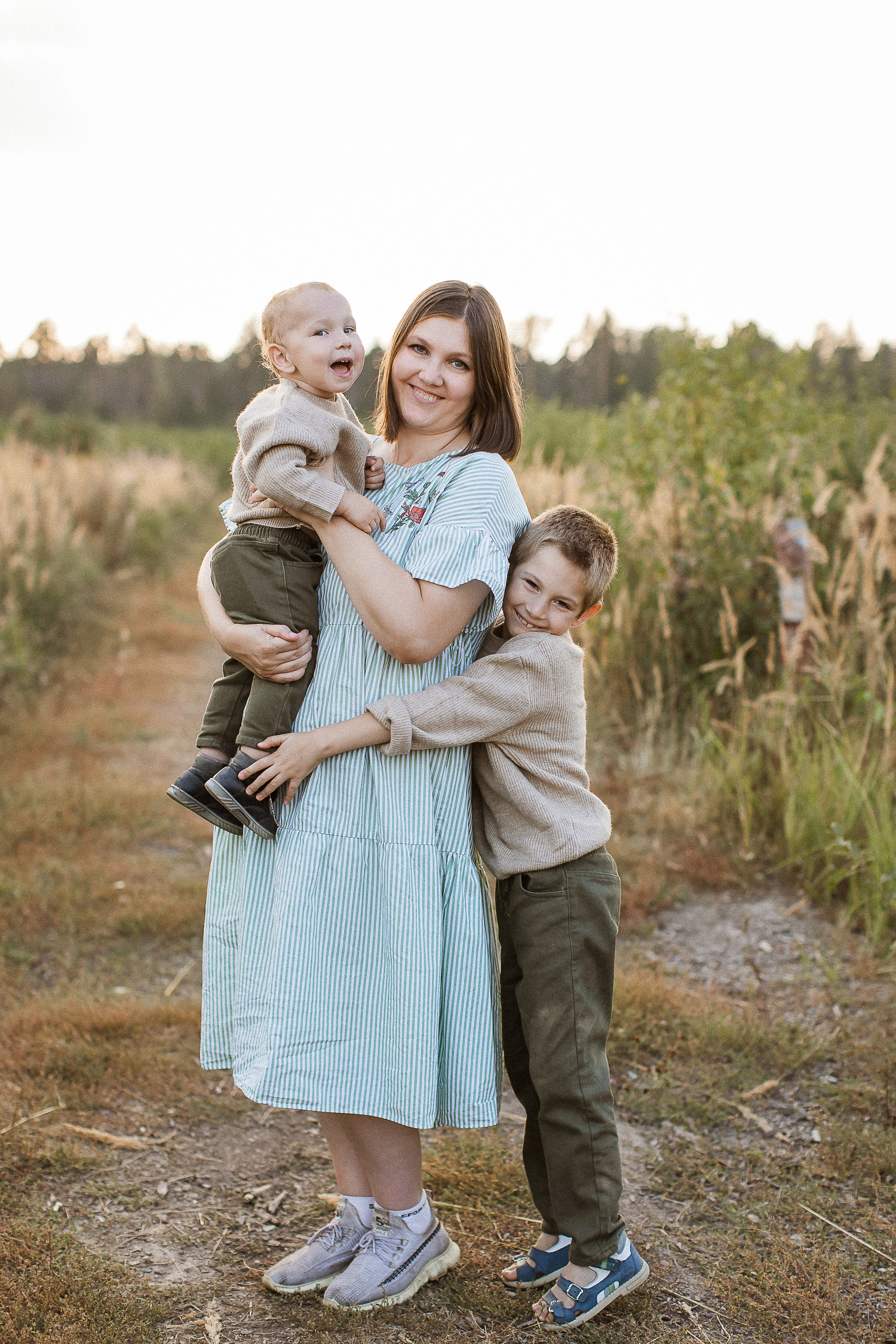 Вика, Ваня, Максим, Саша и кузнечик. Your story in photos