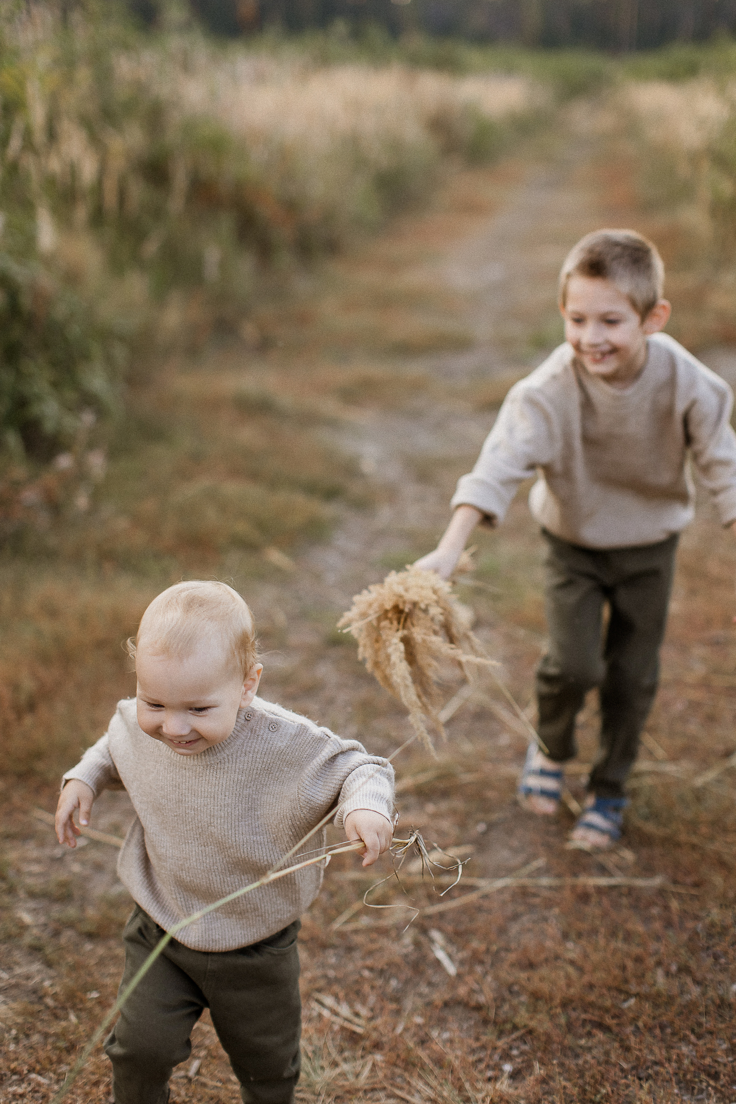 Вика, Ваня, Максим, Саша и кузнечик. Your story in photos
