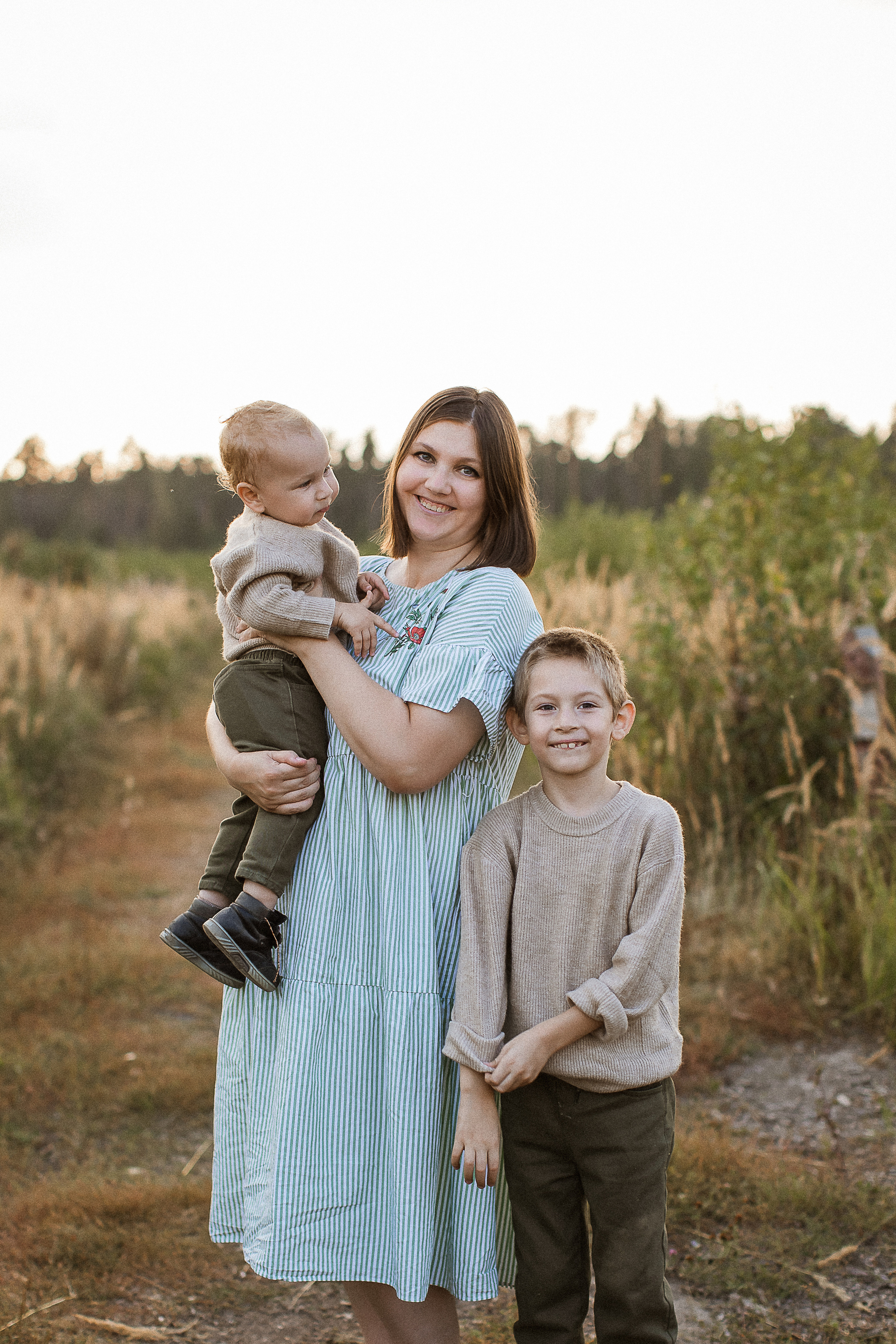 Вика, Ваня, Максим, Саша и кузнечик. Your story in photos
