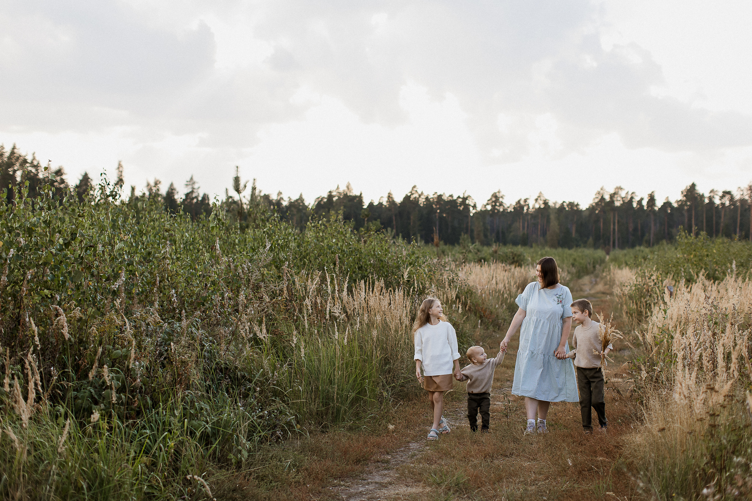 Вика, Ваня, Максим, Саша и кузнечик. Your story in photos
