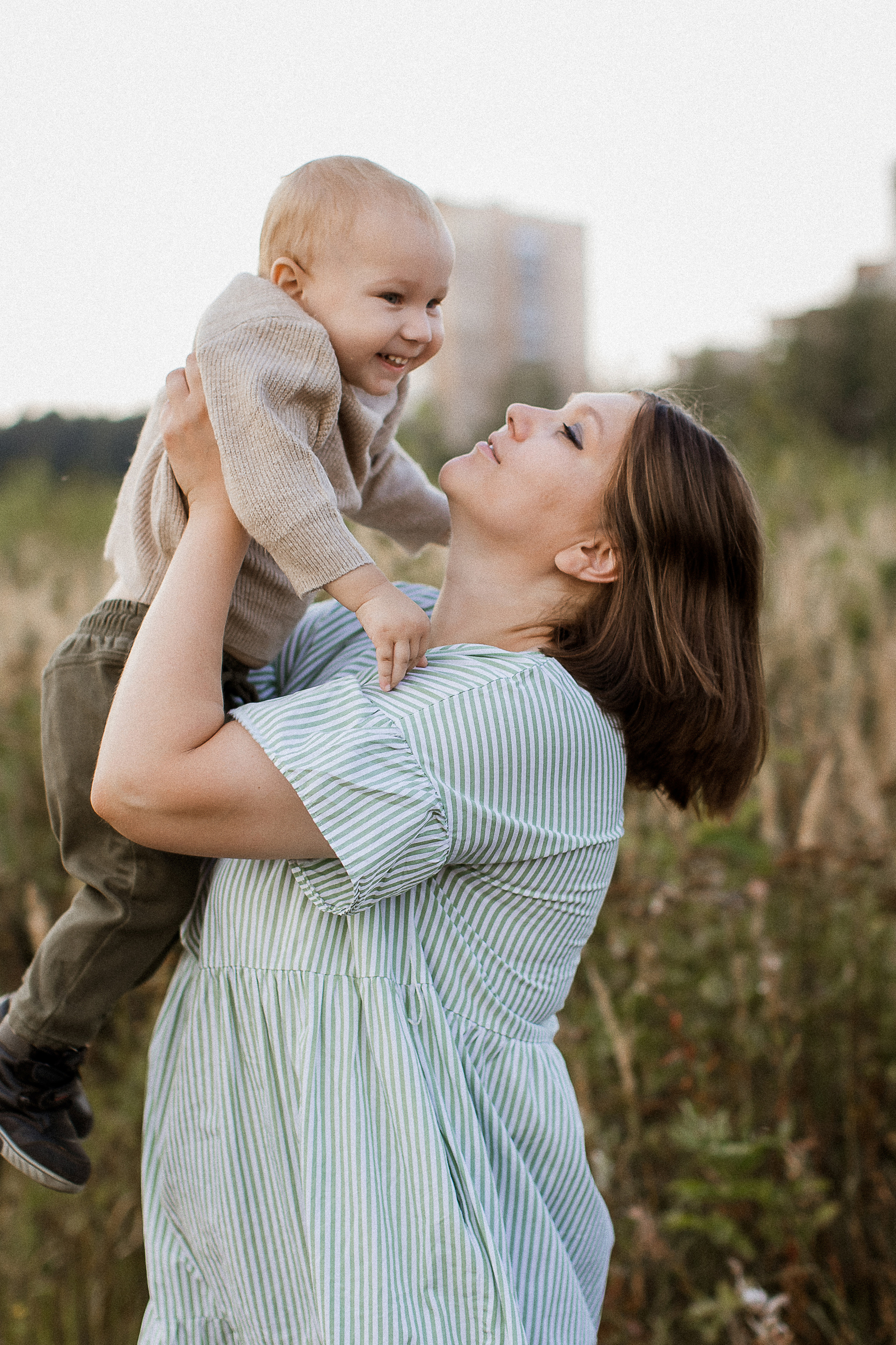 Вика, Ваня, Максим, Саша и кузнечик. Your story in photos
