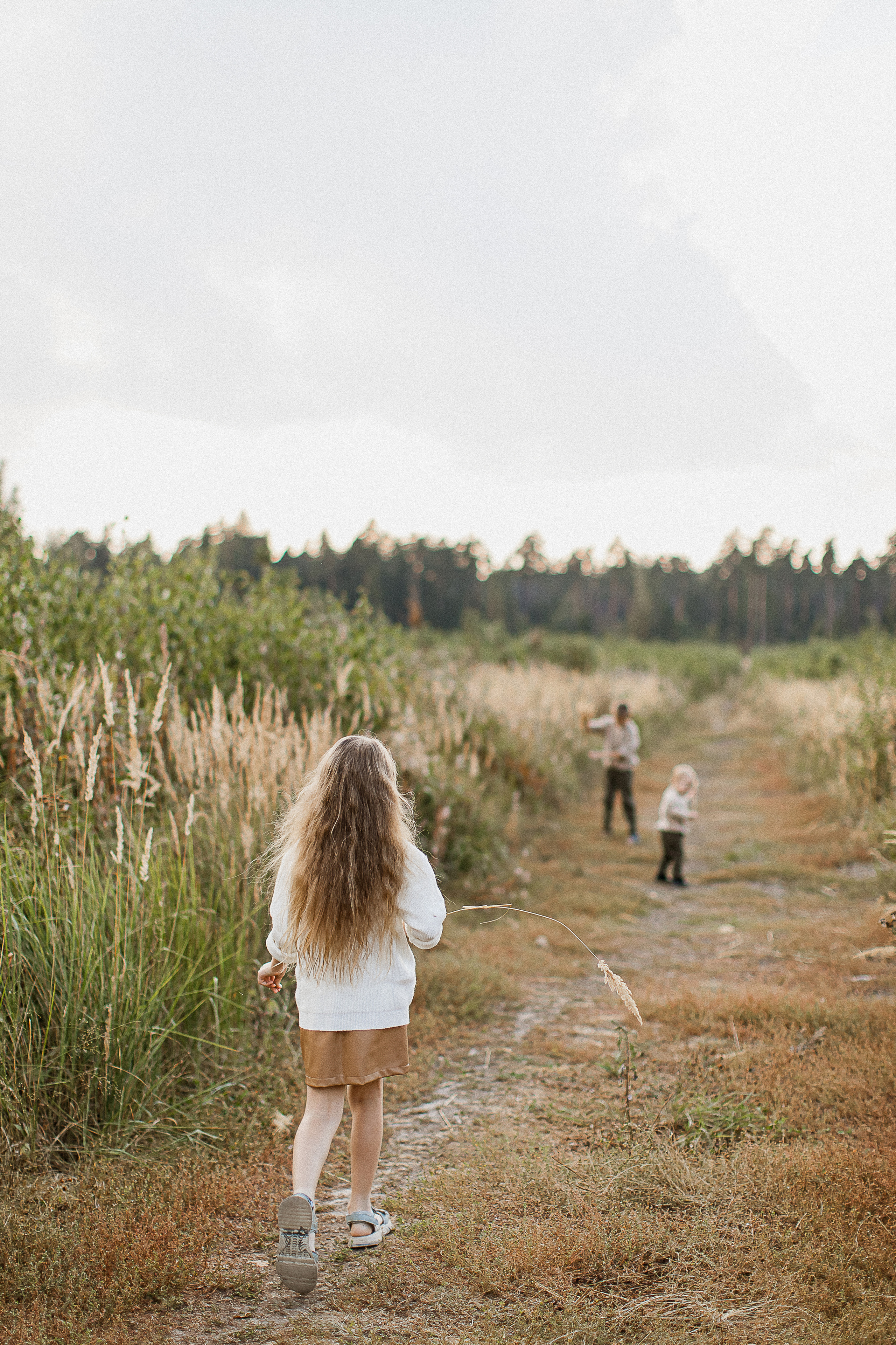 Вика, Ваня, Максим, Саша и кузнечик. Your story in photos