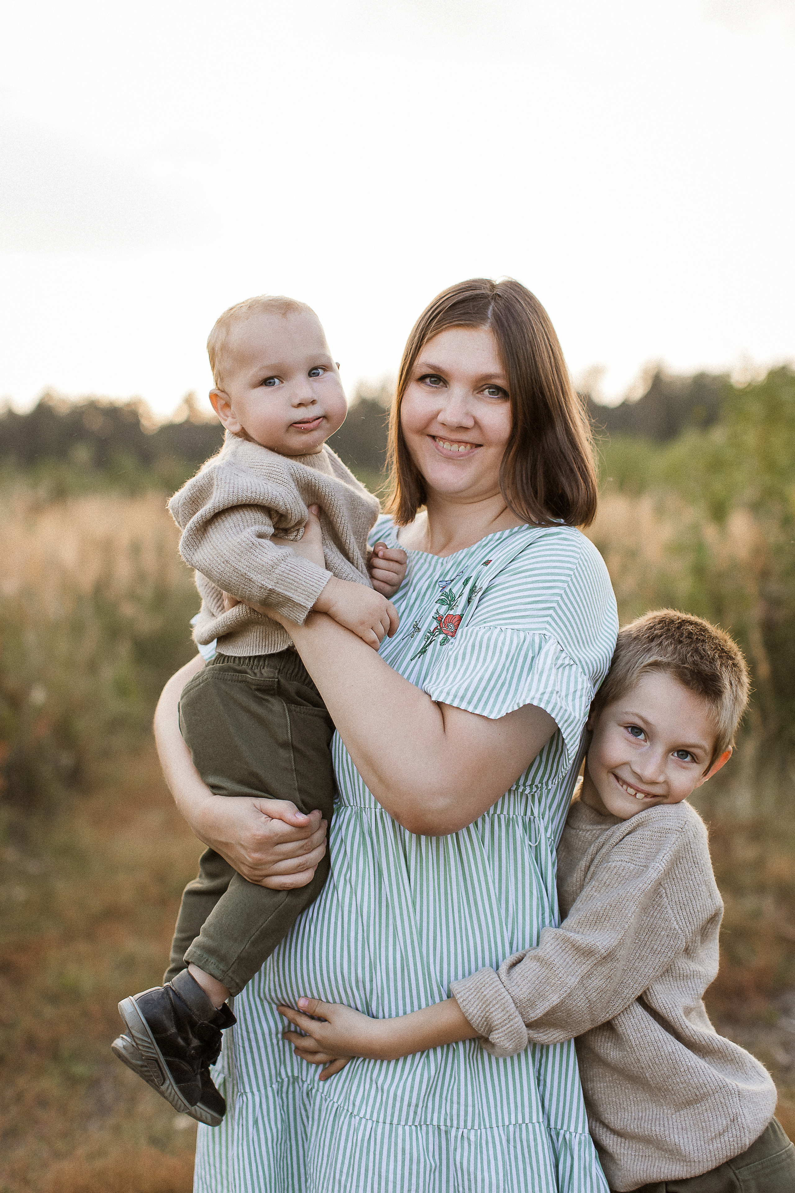 Вика, Ваня, Максим, Саша и кузнечик. Your story in photos