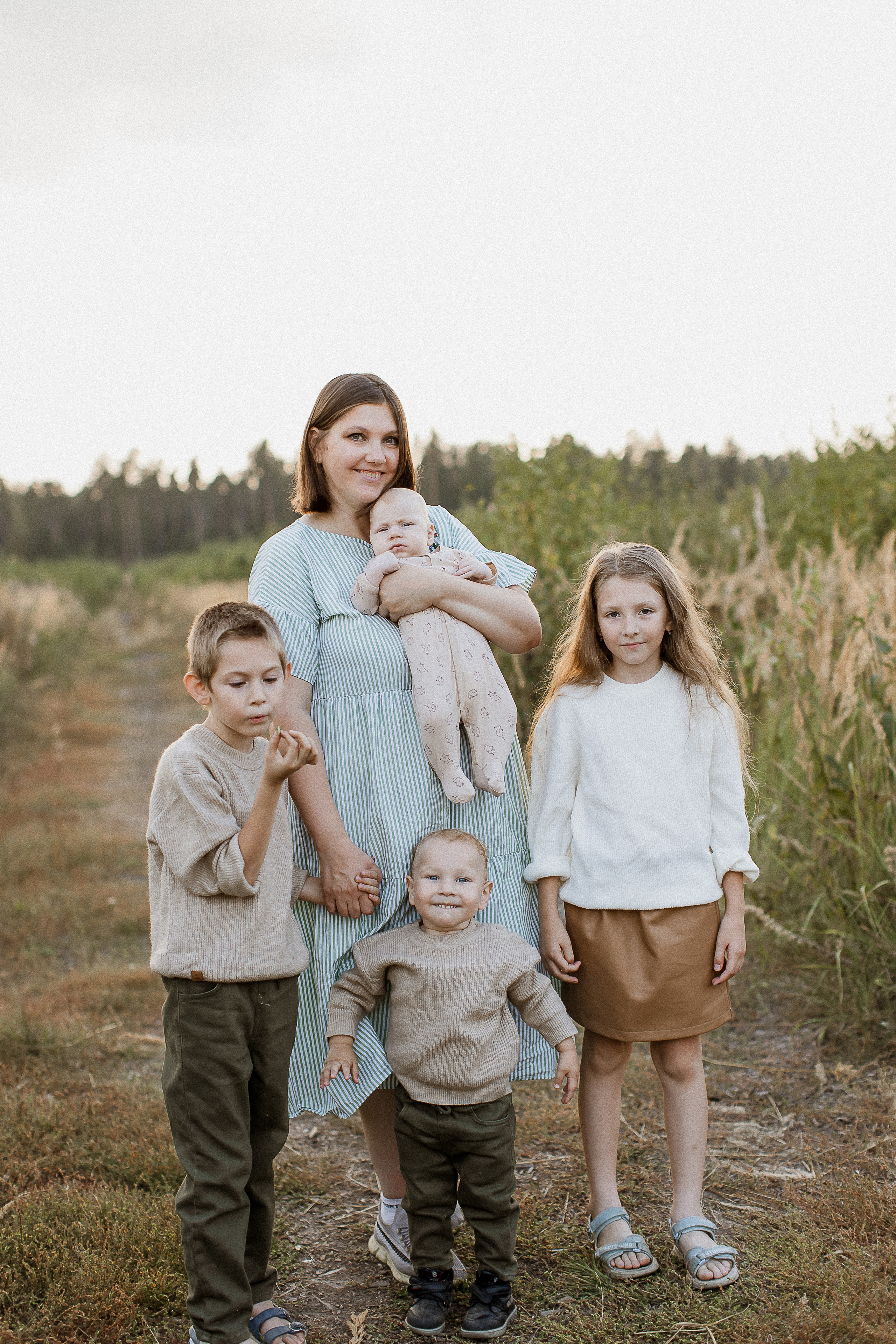 Вика, Ваня, Максим, Саша и кузнечик. Your story in photos