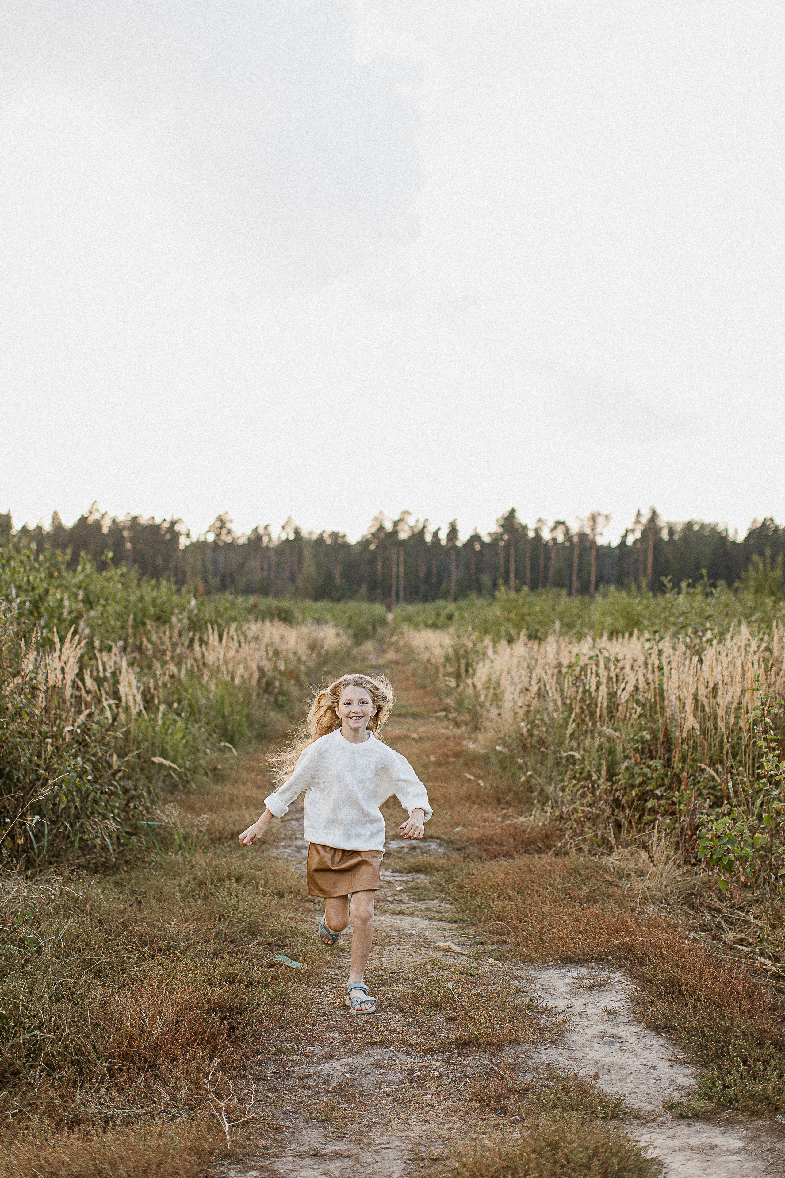 Вика, Ваня, Максим, Саша и кузнечик. Your story in photos