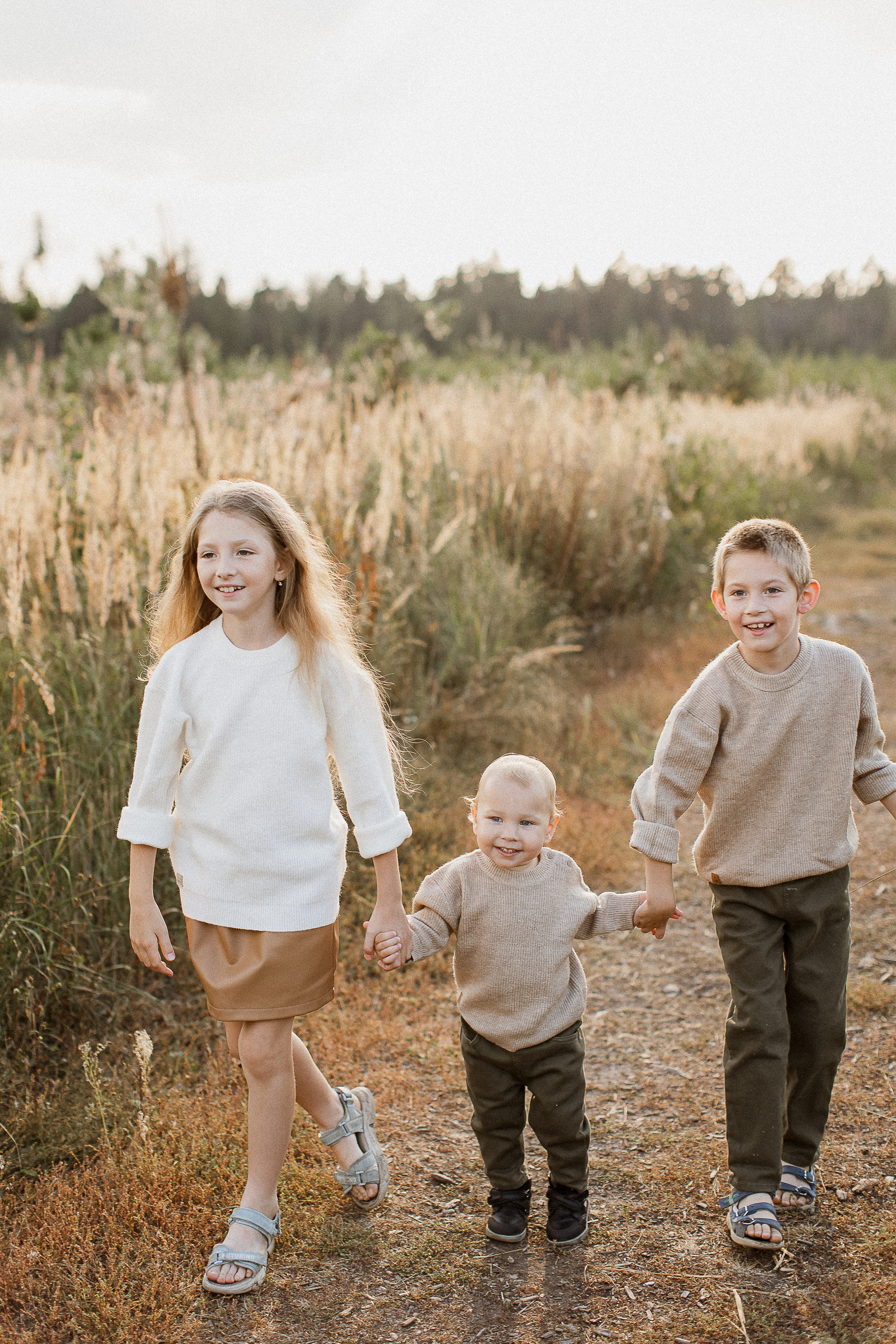 Вика, Ваня, Максим, Саша и кузнечик. Your story in photos