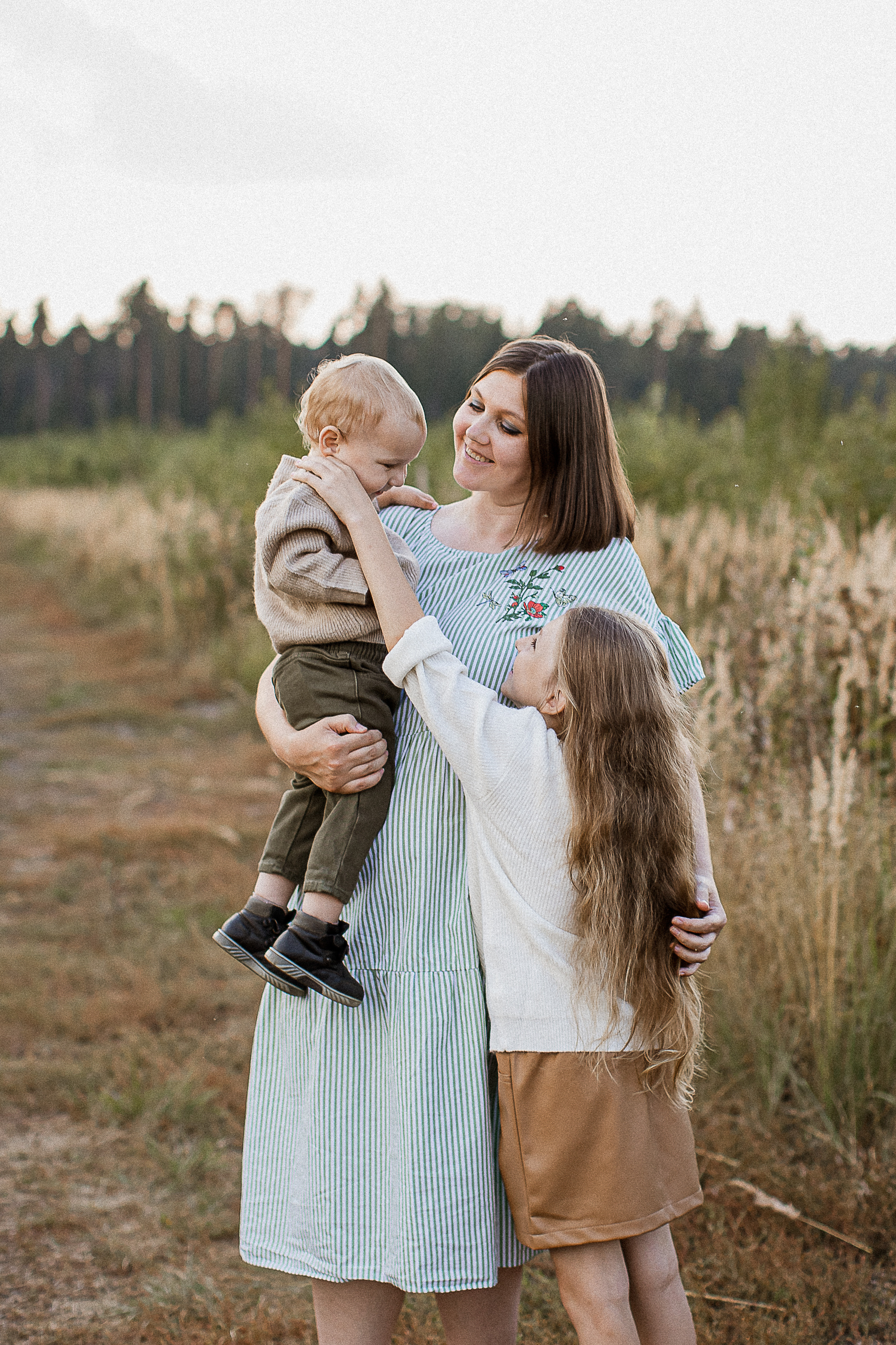 Вика, Ваня, Максим, Саша и кузнечик. Your story in photos