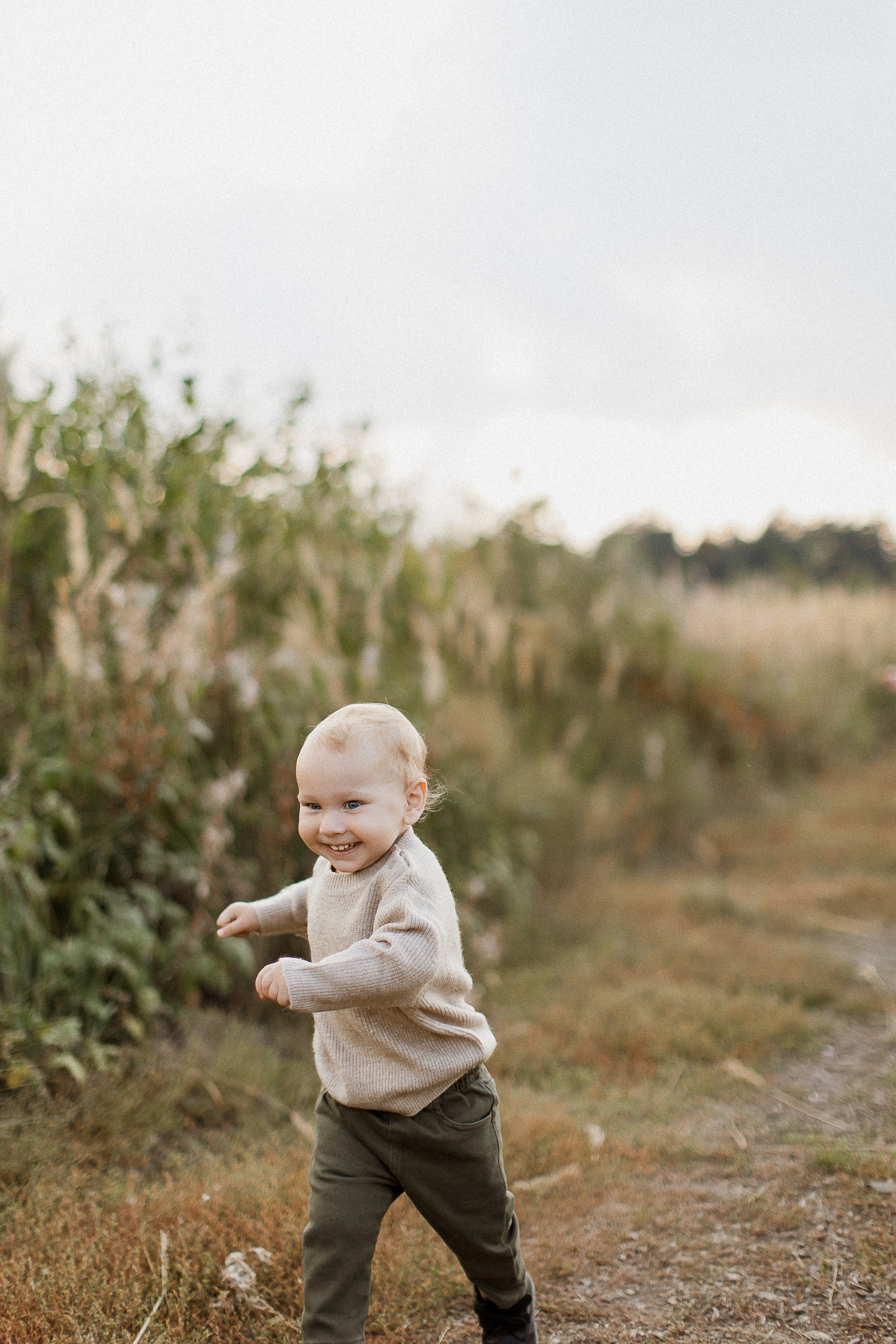 Вика, Ваня, Максим, Саша и кузнечик. Your story in photos