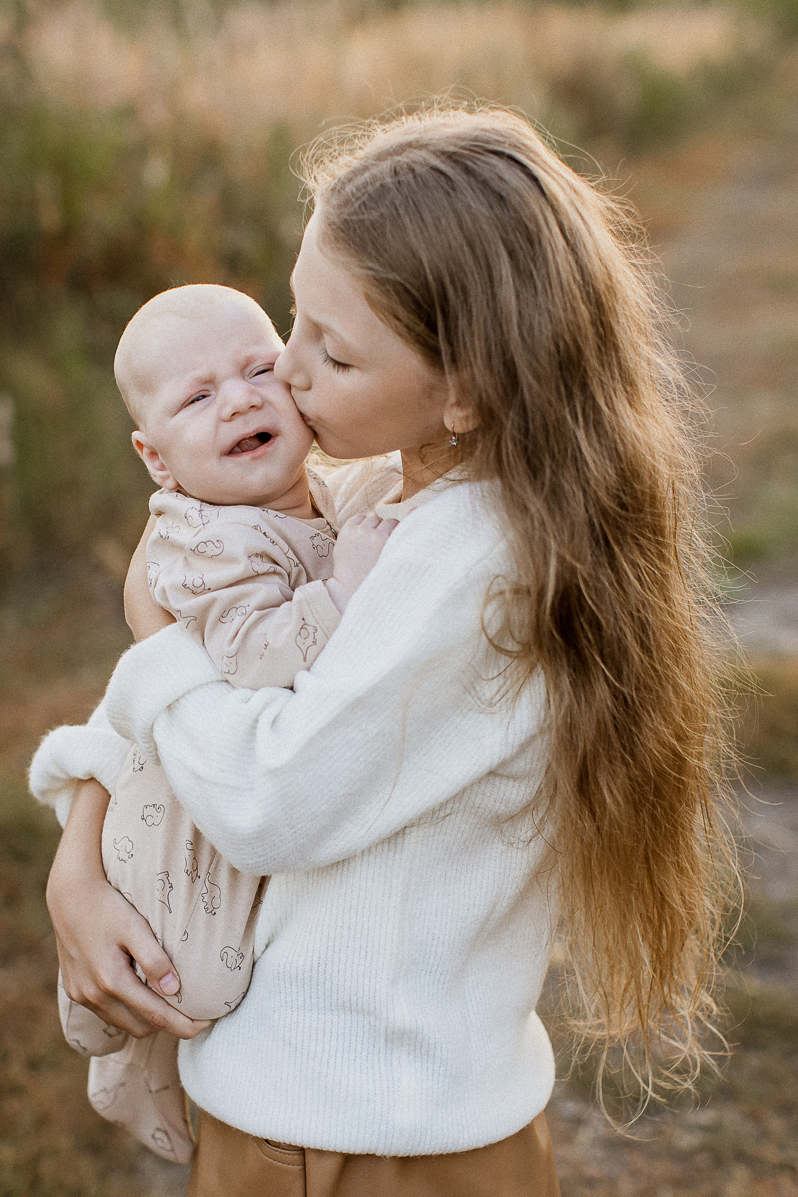 Вика, Ваня, Максим, Саша и кузнечик. Your story in photos