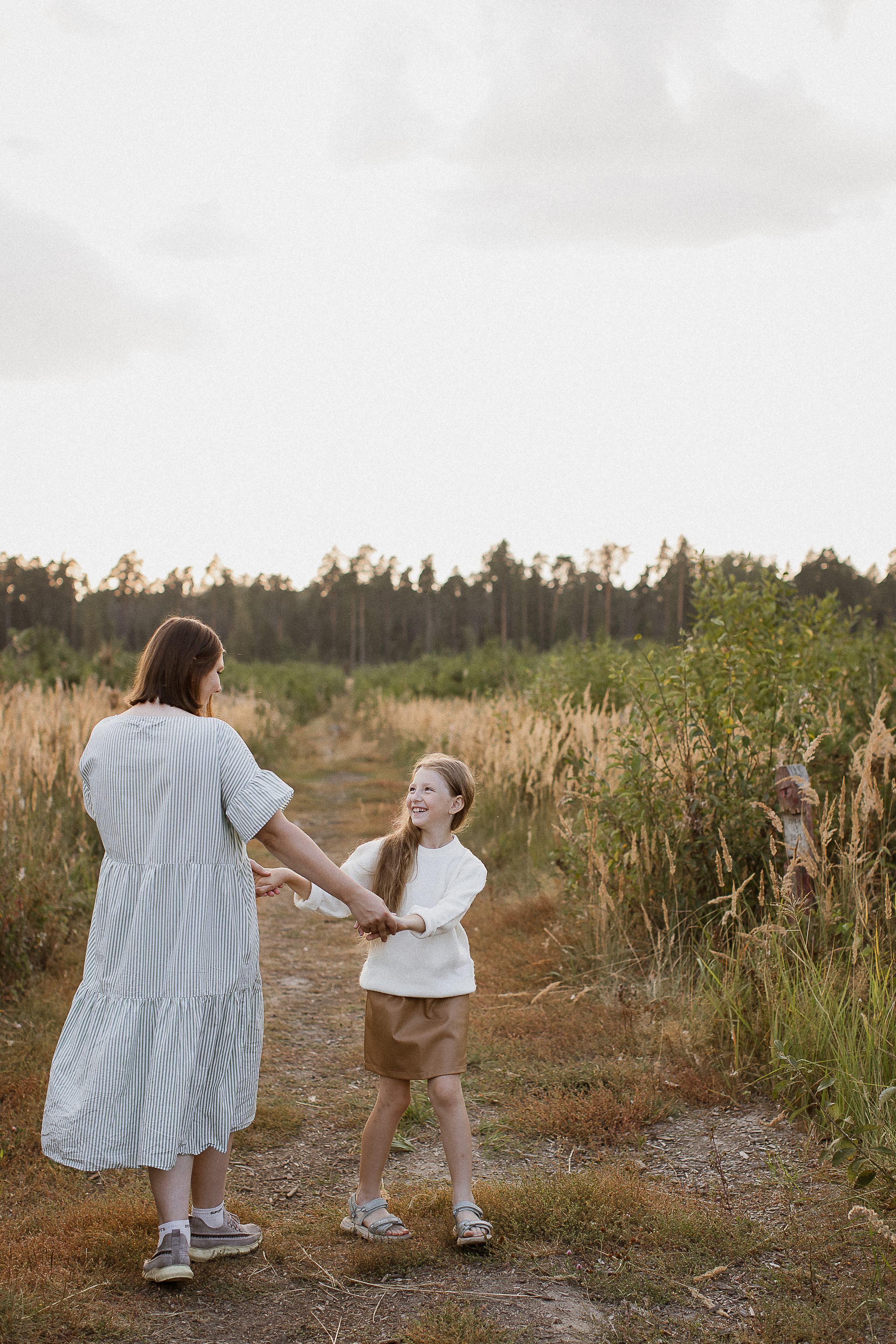 Вика, Ваня, Максим, Саша и кузнечик. Your story in photos