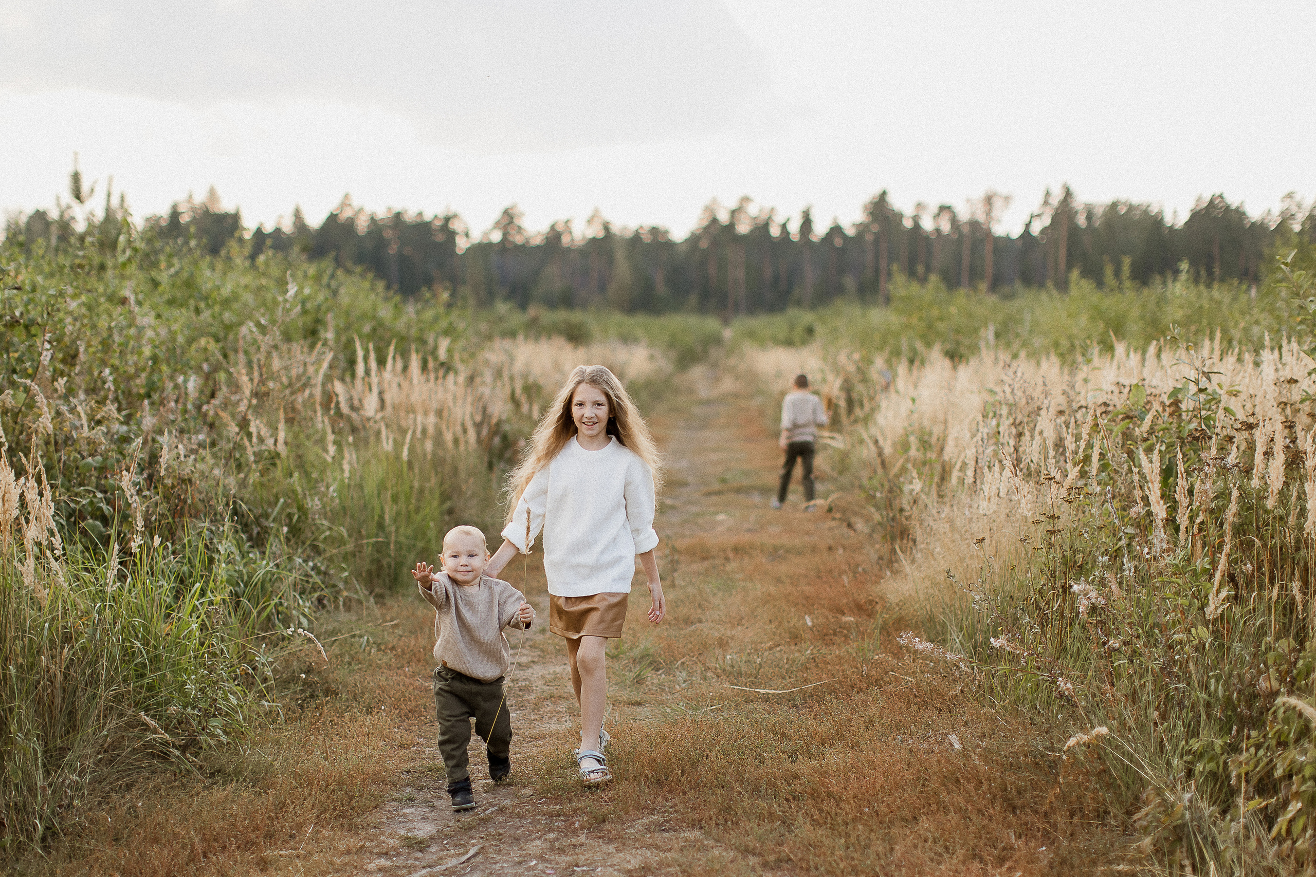 Вика, Ваня, Максим, Саша и кузнечик. Your story in photos