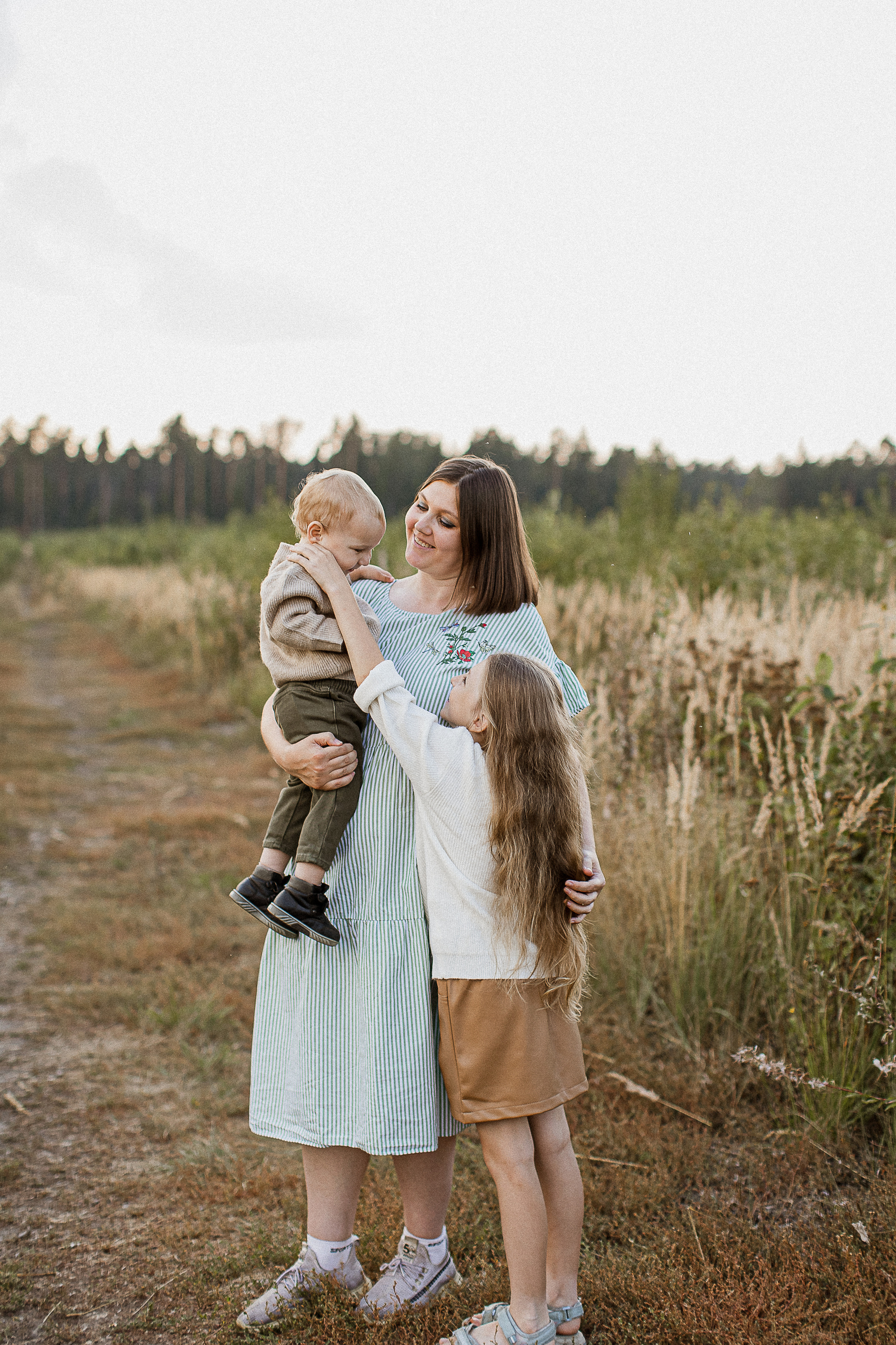 Вика, Ваня, Максим, Саша и кузнечик. Your story in photos