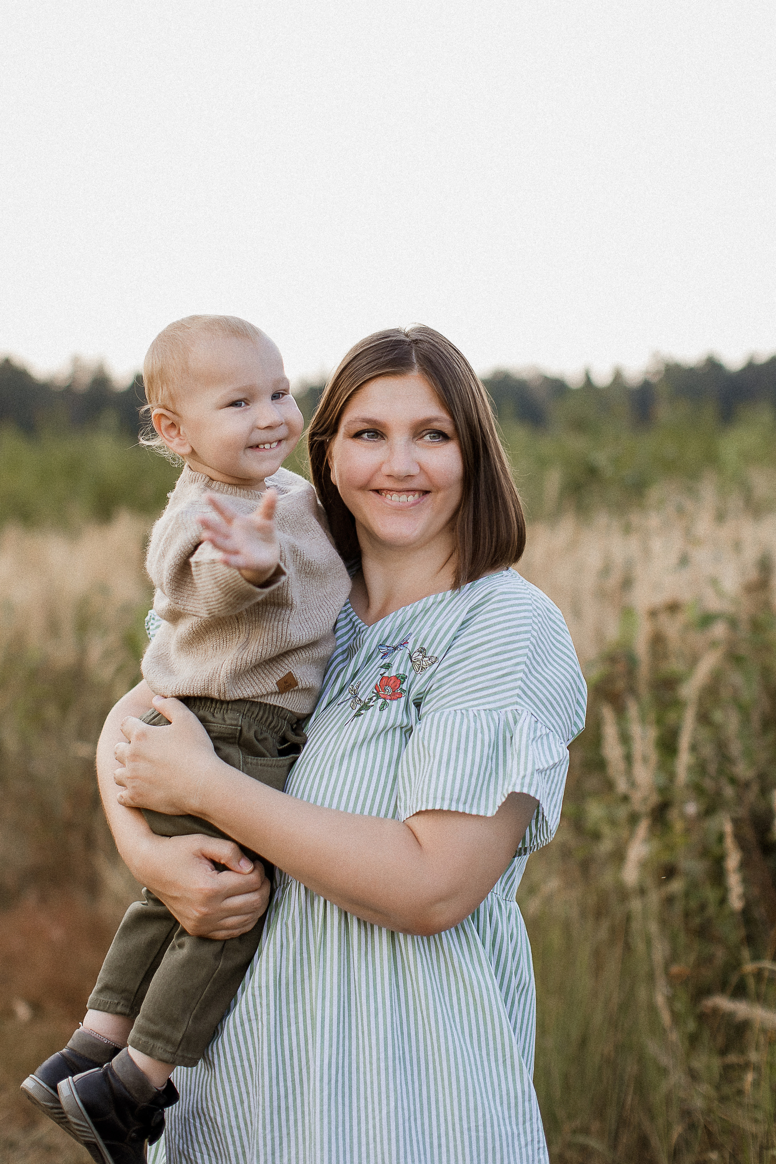 Вика, Ваня, Максим, Саша и кузнечик. Your story in photos