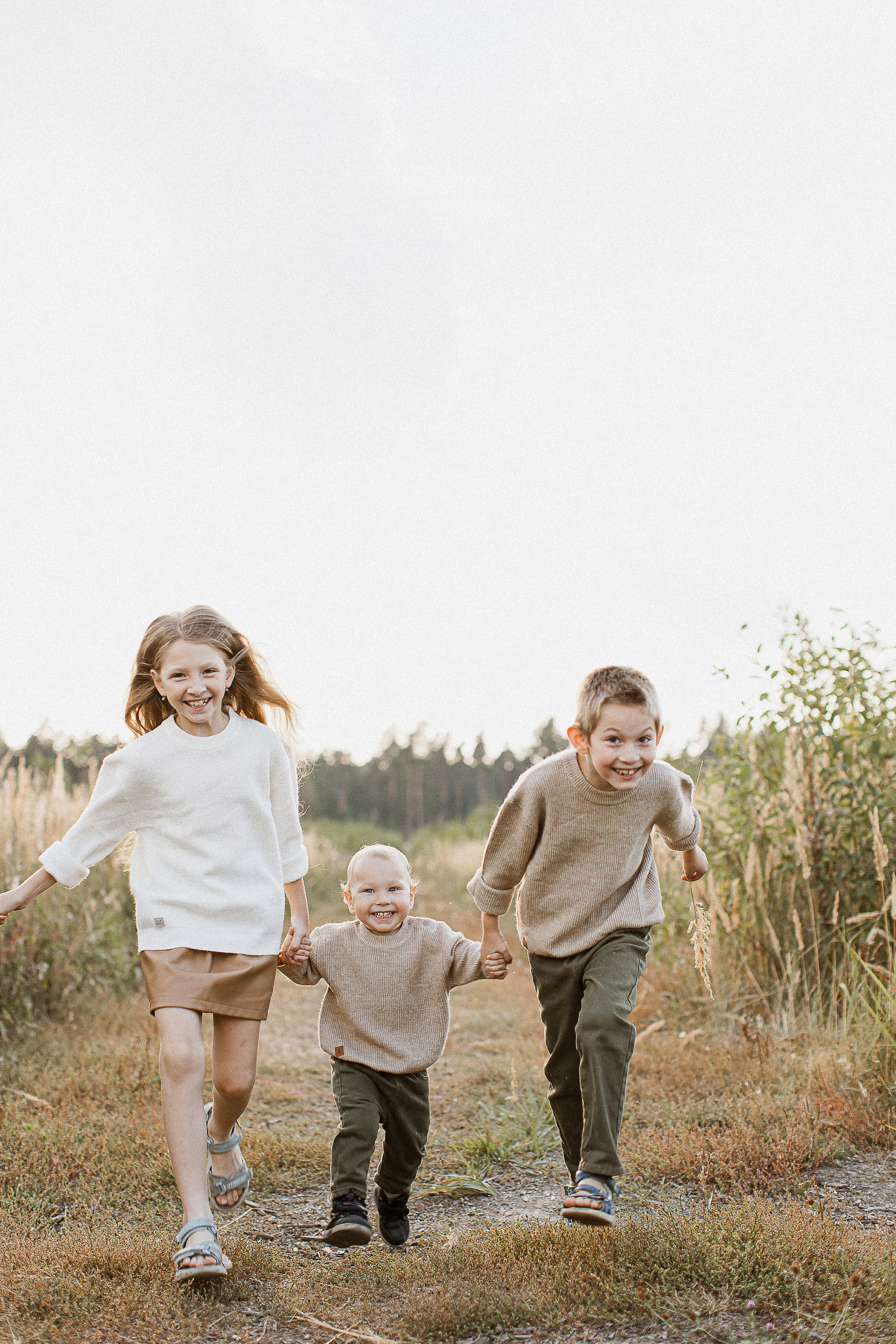 Вика, Ваня, Максим, Саша и кузнечик. Your story in photos