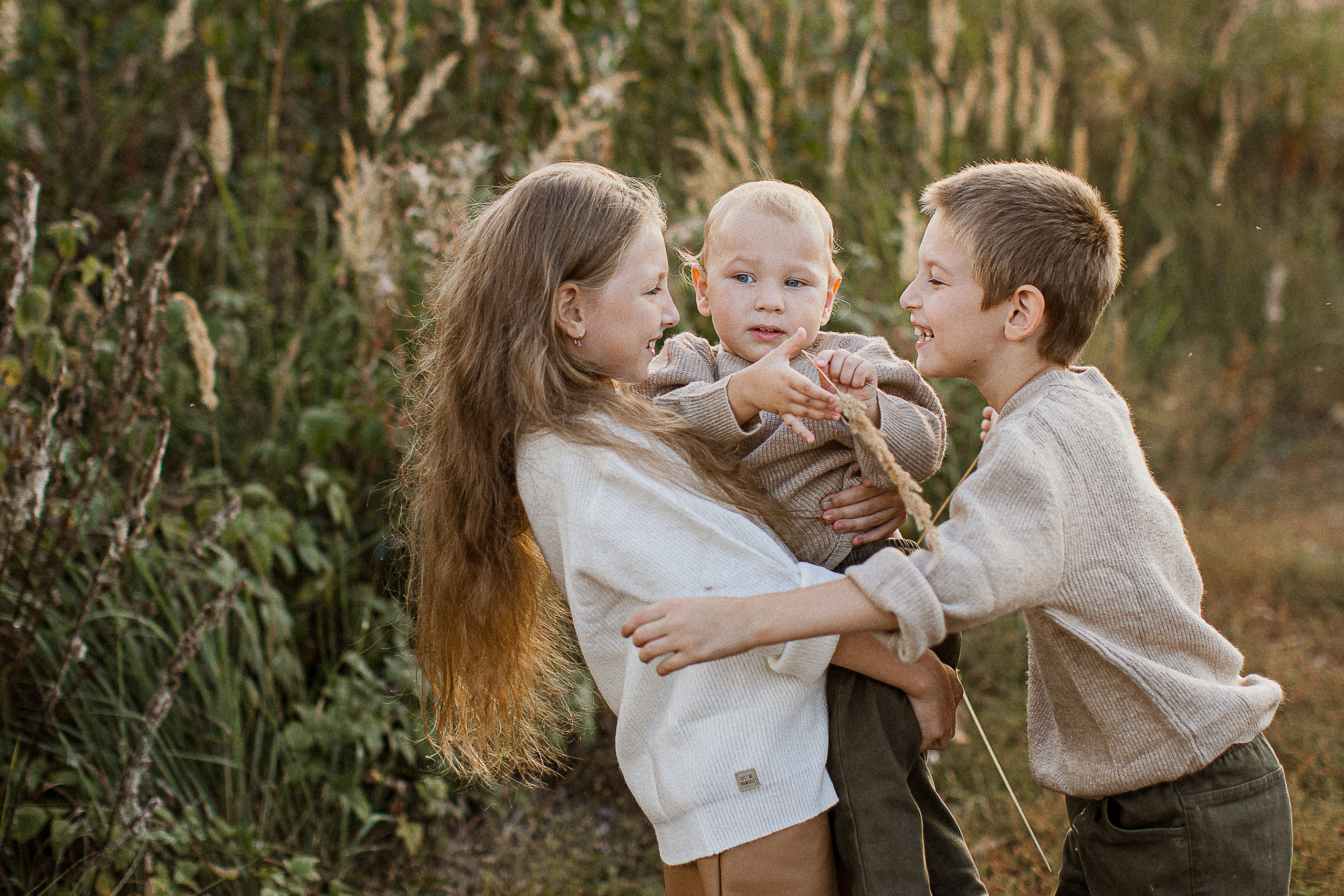 Вика, Ваня, Максим, Саша и кузнечик. Your story in photos