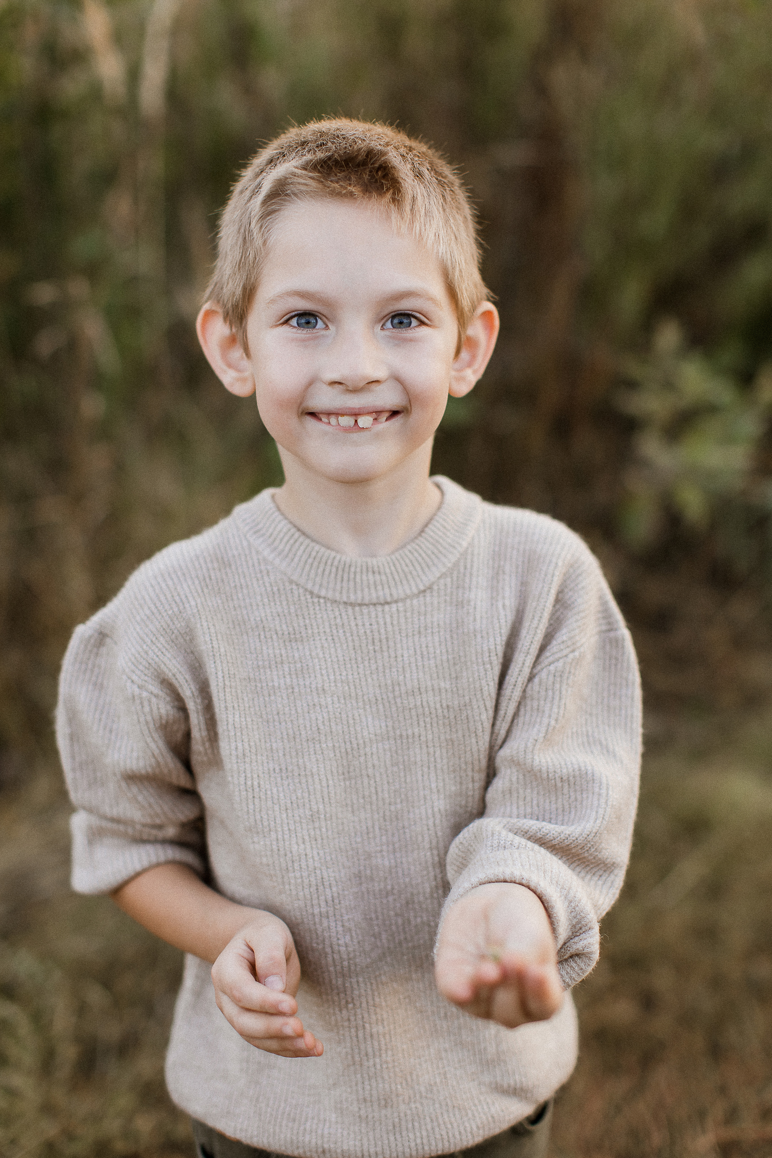 Вика, Ваня, Максим, Саша и кузнечик. Your story in photos