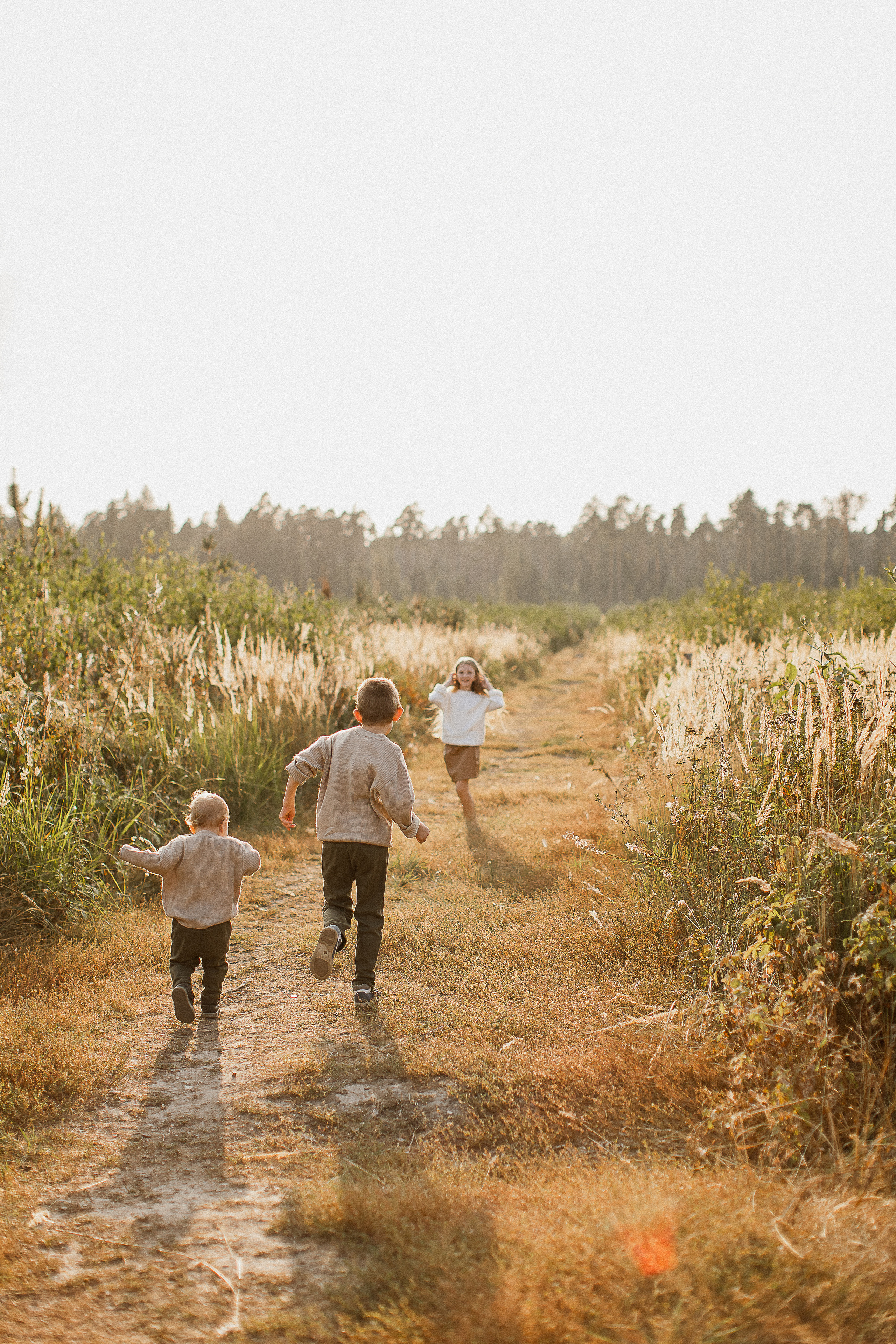 Вика, Ваня, Максим, Саша и кузнечик. Your story in photos