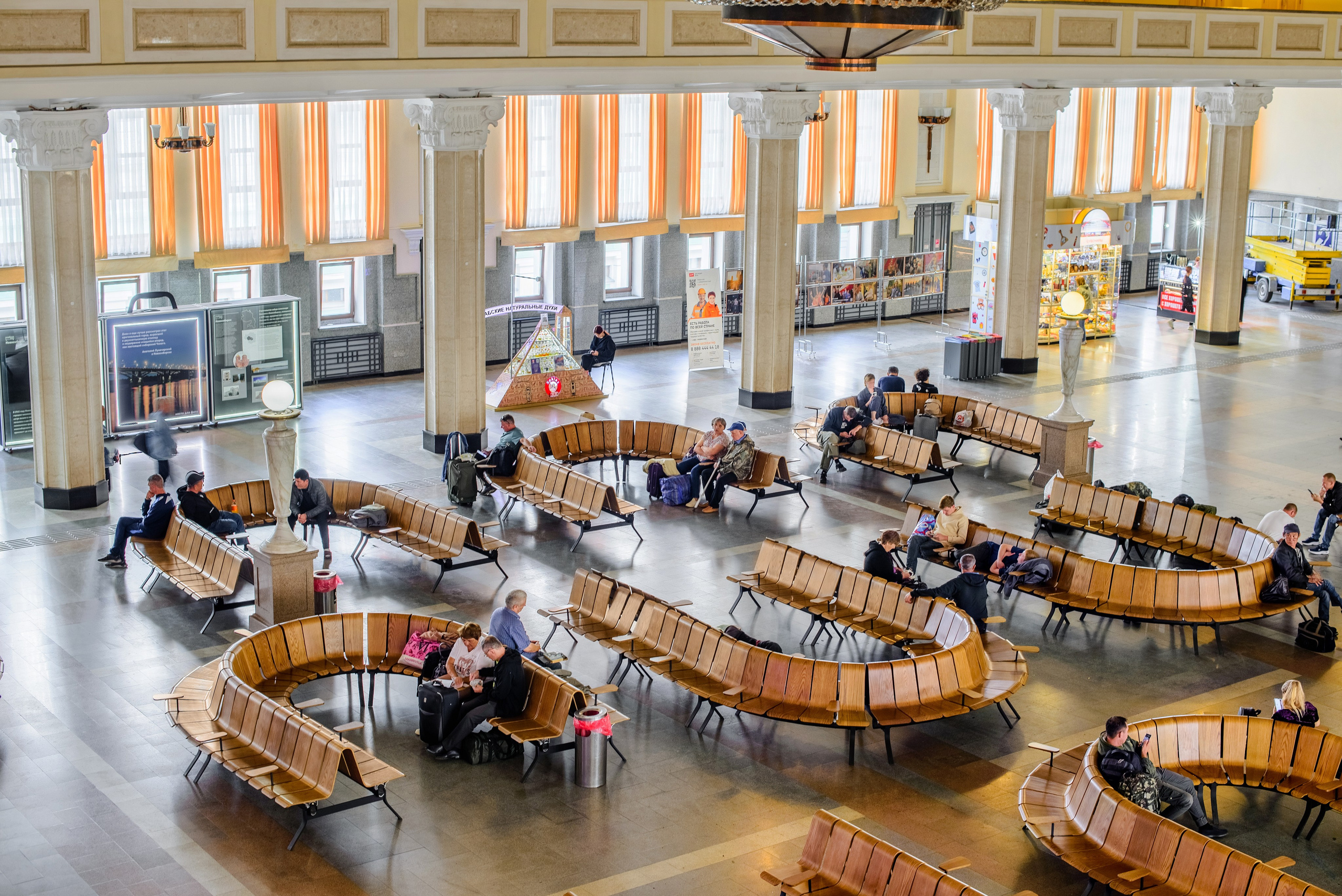 Железнодорожный вокзал Новосибирск-Главный. Фотограф Сергей Сергеев