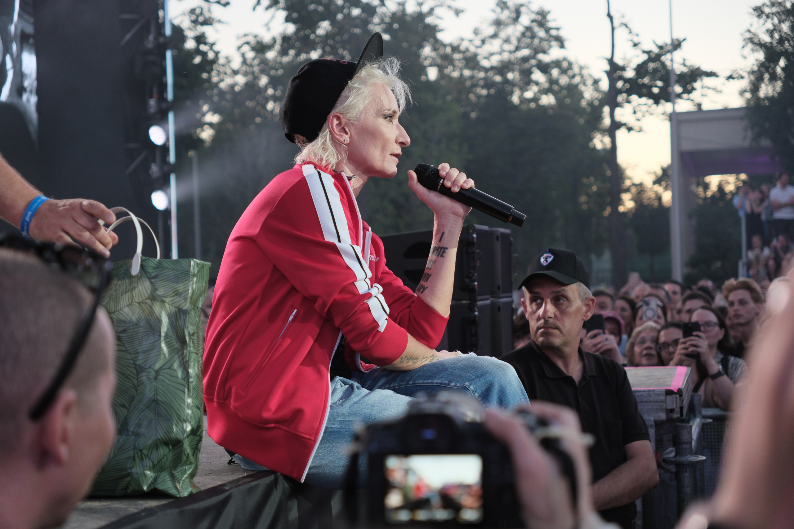 Диана Арбенина (группа «Ночные снайперы») — Москва, МТС Live Лето 2024. RedGeek - блогер и стручњак за образовање и ИТ Кирил Ситнов