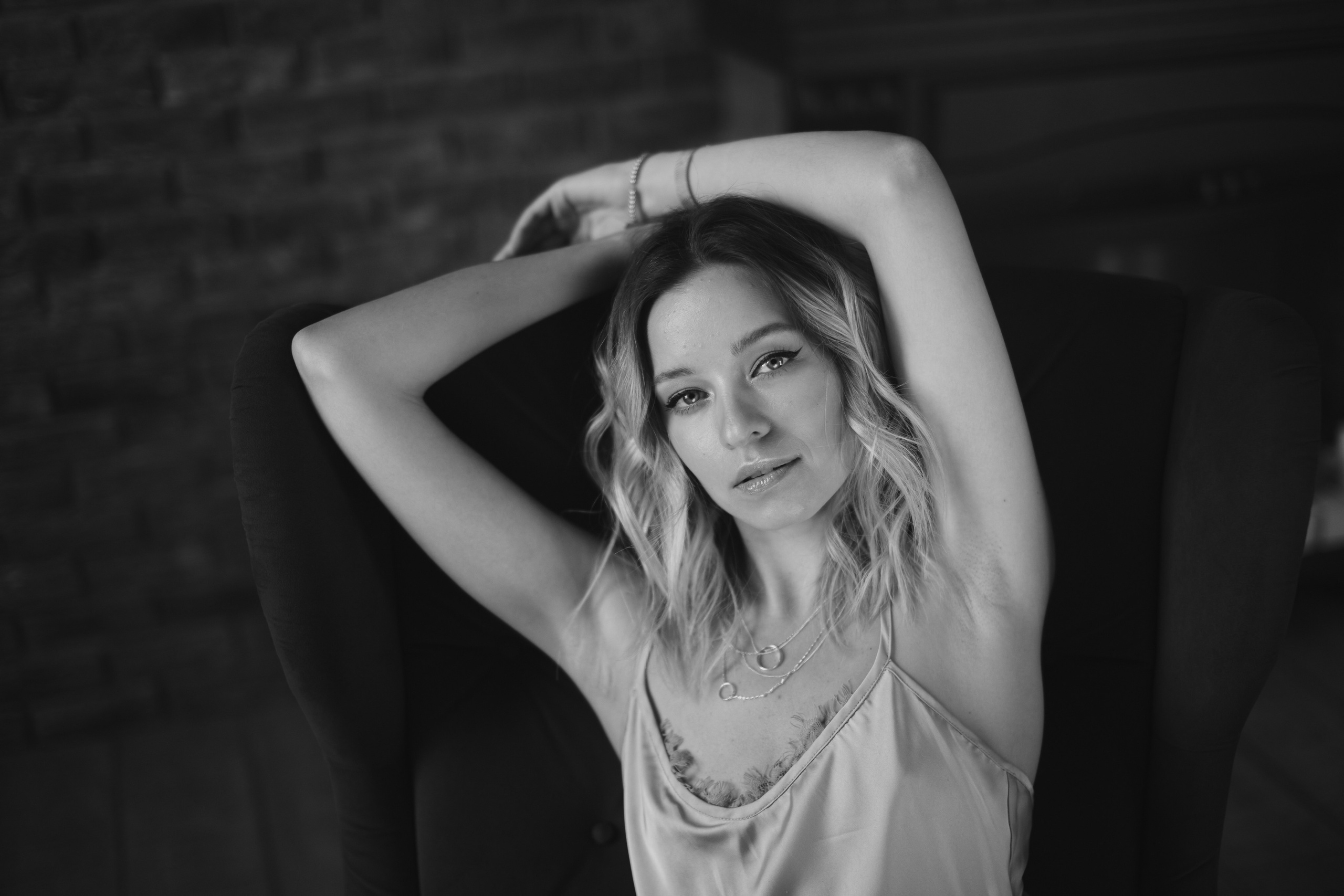 Черно-белая фотосессия в интерьерной студии для Алины. Репортажный и женский фотограф в Новосибирске