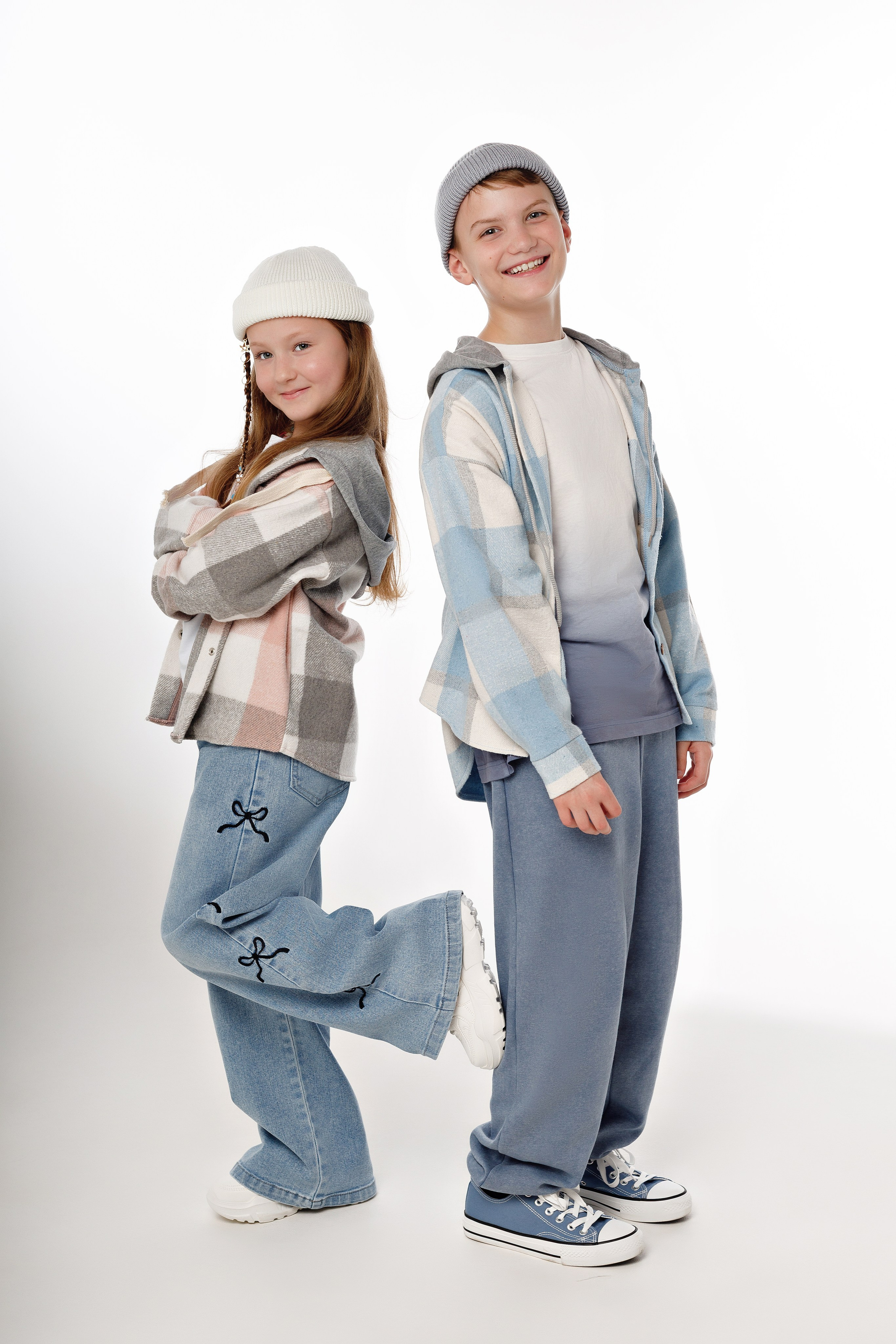 стильные брат и сестра смеются на фото