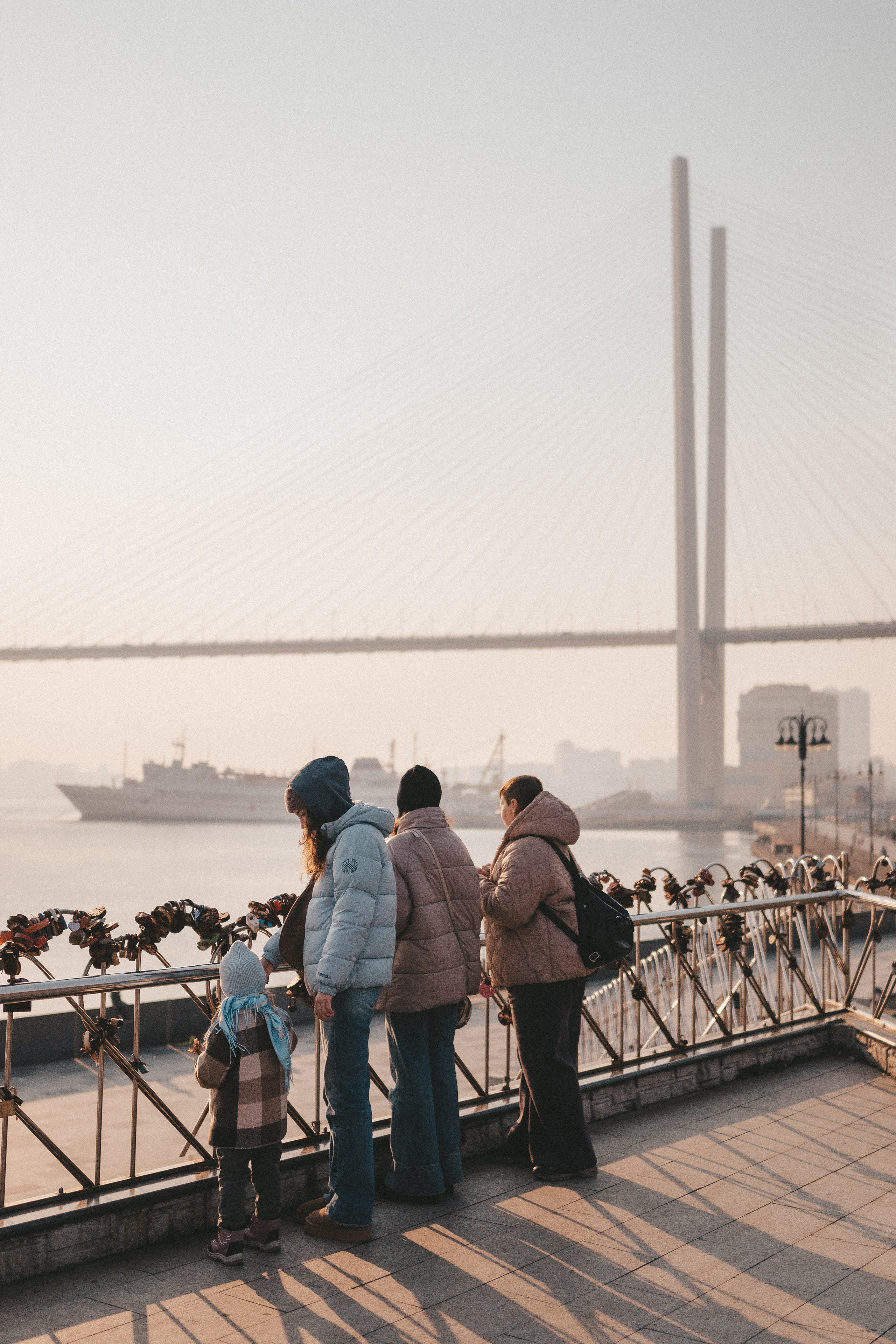 гости Владивостока на прогулке по набережной Цесаревича