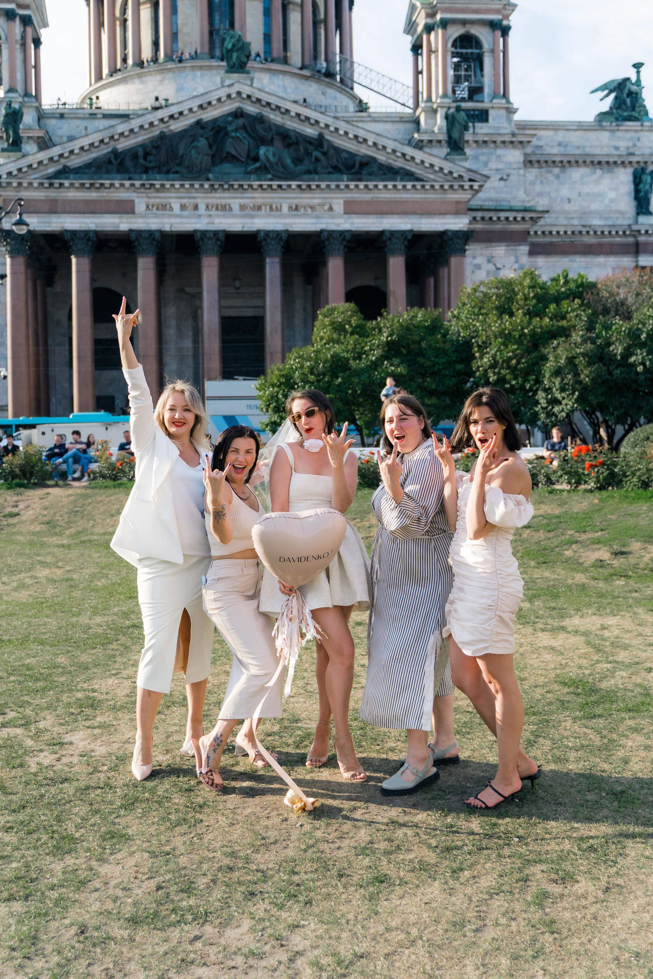 Фотосъемка девичника, встреча девушек, веселые женские портреты